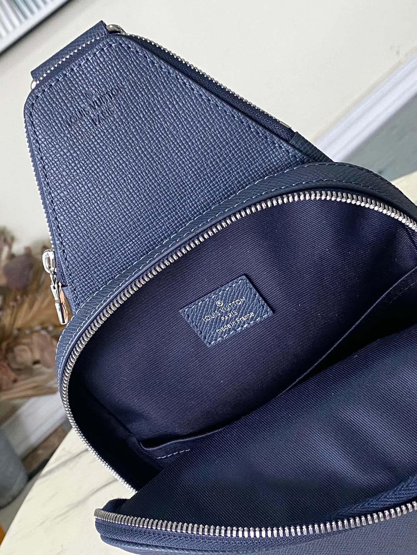 💰1020 (top-grain leather) top original item M30971 Midnight Blue This Avenue shoulder bag is made of Taïga cow leather, with a small zipper bag on the top, a reinterpretation of the classic design. The adjustable shoulder straps easily switch between left and right carrying, and the canvas shoulder straps and lining convey the concept of sustainability. 20 x 31 x 7 cm (length x height x width)