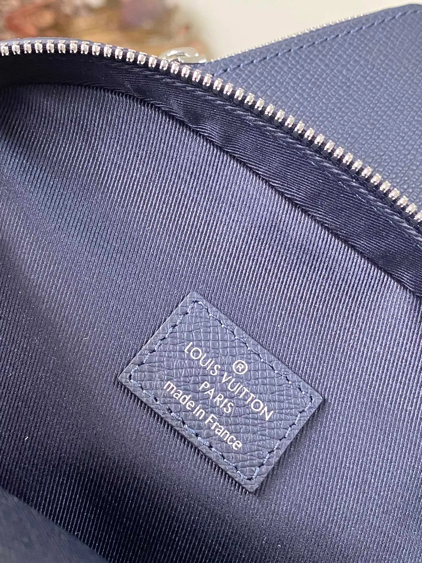 💰1020 (top-grain leather) top original item M30971 Midnight Blue This Avenue shoulder bag is made of Taïga cow leather, with a small zipper bag on the top, a reinterpretation of the classic design. The adjustable shoulder straps easily switch between left and right carrying, and the canvas shoulder straps and lining convey the concept of sustainability. 20 x 31 x 7 cm (length x height x width)