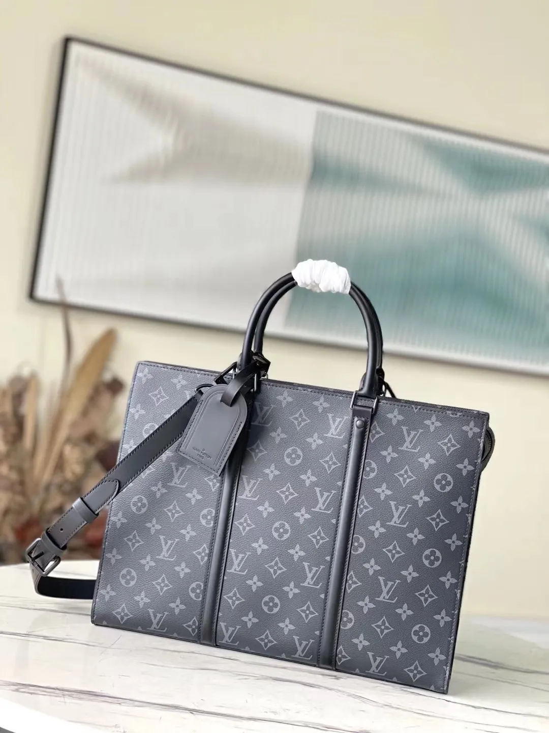 💰960 Top Original M45265 Sac Plat Horizontal Zippé briefcase is made of Monogram Eclipse canvas and leather. The letter embossing and Monogram nameplate pay tribute to the brand heritage. The neat lines express a new chapter of business and leisure. It also has a leather handle for comfortable carrying. Dimensions: 31.0 x 39.0 x 8.5 cm