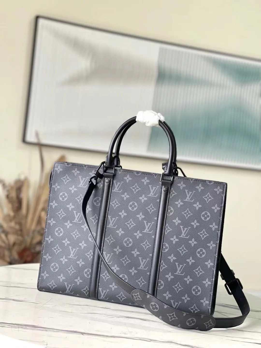 💰960 Top Original M45265 Sac Plat Horizontal Zippé briefcase is made of Monogram Eclipse canvas and leather. The letter embossing and Monogram nameplate pay tribute to the brand heritage. The neat lines express a new chapter of business and leisure. It also has a leather handle for comfortable carrying. Dimensions: 31.0 x 39.0 x 8.5 cm