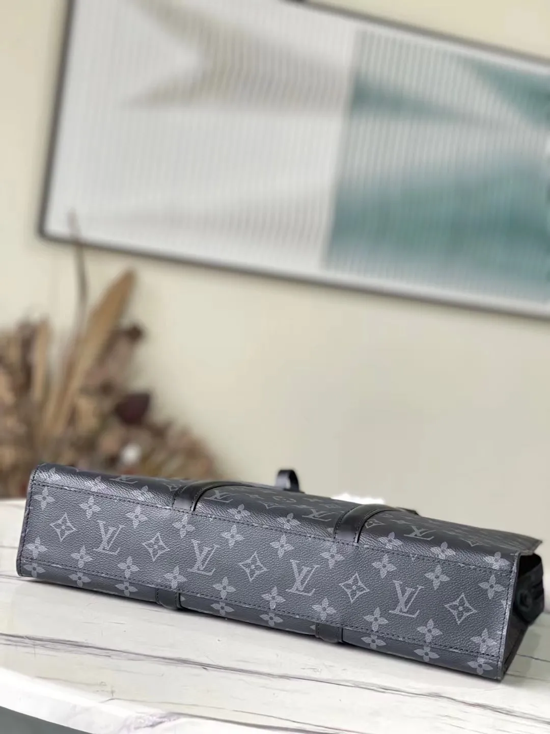 💰960 Top Original M45265 Sac Plat Horizontal Zippé briefcase is made of Monogram Eclipse canvas and leather. The letter embossing and Monogram nameplate pay tribute to the brand heritage. The neat lines express a new chapter of business and leisure. It also has a leather handle for comfortable carrying. Dimensions: 31.0 x 39.0 x 8.5 cm
