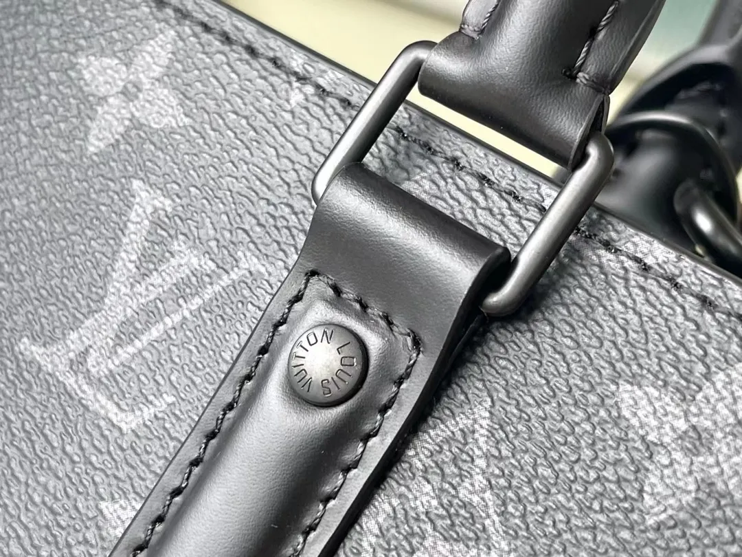 💰960 Top Original M45265 Sac Plat Horizontal Zippé briefcase is made of Monogram Eclipse canvas and leather. The letter embossing and Monogram nameplate pay tribute to the brand heritage. The neat lines express a new chapter of business and leisure. It also has a leather handle for comfortable carrying. Dimensions: 31.0 x 39.0 x 8.5 cm