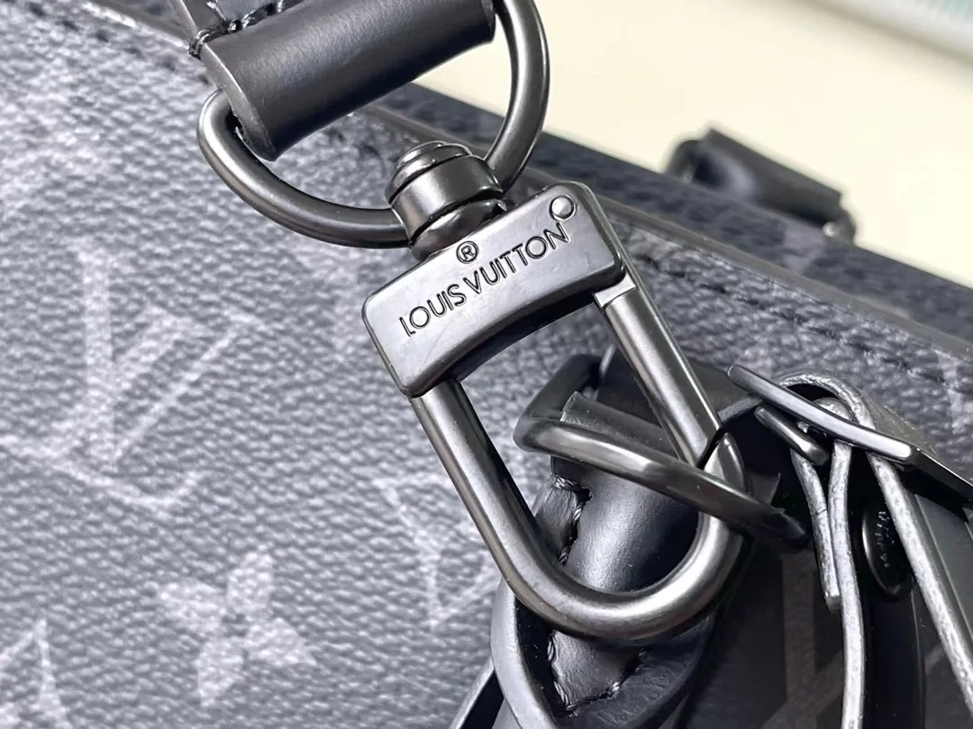 💰960 Top Original M45265 Sac Plat Horizontal Zippé briefcase is made of Monogram Eclipse canvas and leather. The letter embossing and Monogram nameplate pay tribute to the brand heritage. The neat lines express a new chapter of business and leisure. It also has a leather handle for comfortable carrying. Dimensions: 31.0 x 39.0 x 8.5 cm