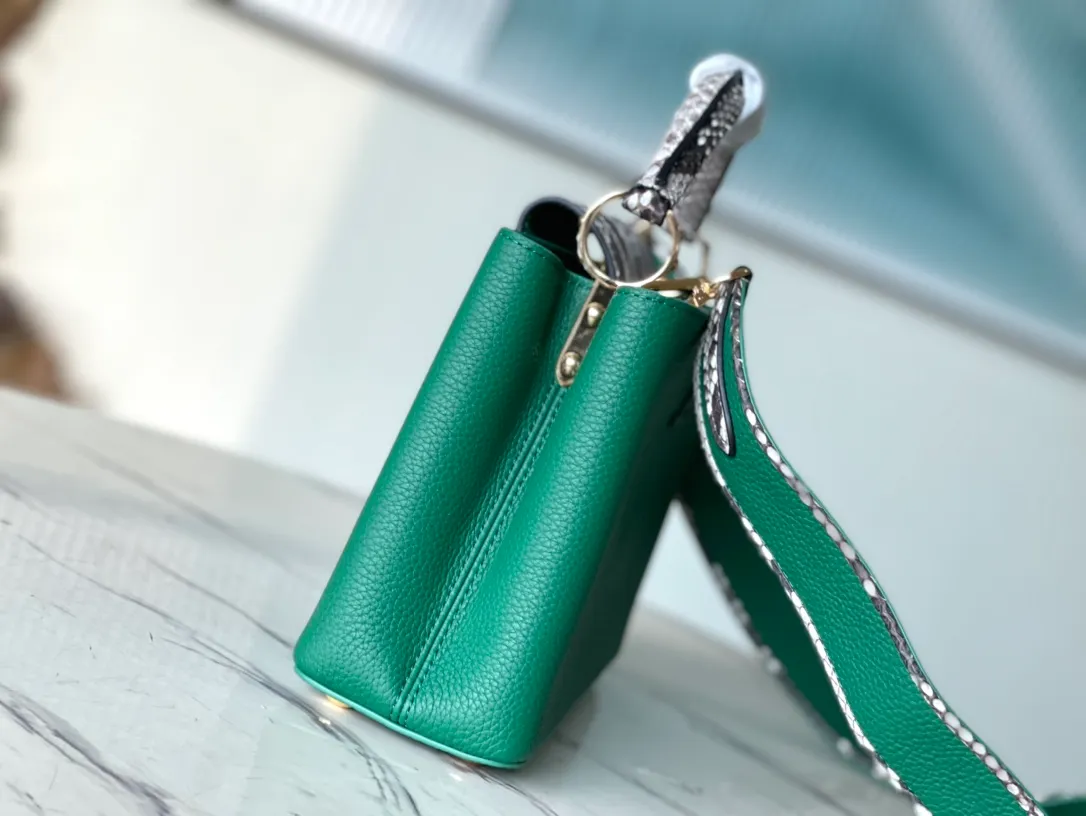 💰2420 (Special Grade Original Leather) N99387/M48865 Green Snake Shoulder This Capucines BB handbag is made of full-grain Taurillon leather and is exquisitely constructed. It is equipped with top handles, two-way flaps and a logo outlined in python snakeskin. It is a gorgeous choice for day and night. The detachable wide shoulder strap can be worn on the shoulder or cross-body for a bold and edgy look. Size: 27 *18*9cm