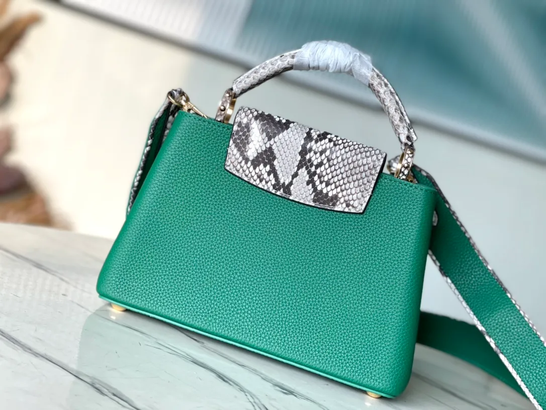 💰2420 (Special Grade Original Leather) N99387/M48865 Green Snake Shoulder This Capucines BB handbag is made of full-grain Taurillon leather and is exquisitely constructed. It is equipped with top handles, two-way flaps and a logo outlined in python snakeskin. It is a gorgeous choice for day and night. The detachable wide shoulder strap can be worn on the shoulder or cross-body for a bold and edgy look. Size: 27 *18*9cm