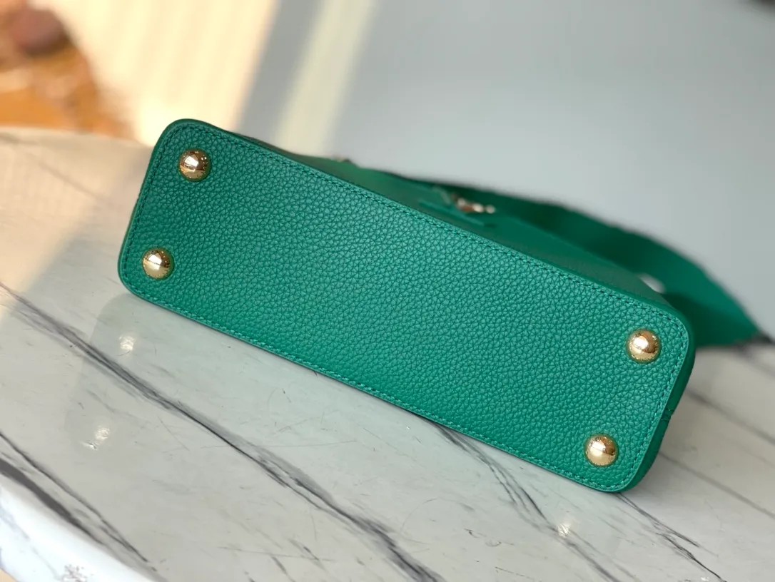 💰2420 (Special Grade Original Leather) N99387/M48865 Green Snake Shoulder This Capucines BB handbag is made of full-grain Taurillon leather and is exquisitely constructed. It is equipped with top handles, two-way flaps and a logo outlined in python snakeskin. It is a gorgeous choice for day and night. The detachable wide shoulder strap can be worn on the shoulder or cross-body for a bold and edgy look. Size: 27 *18*9cm