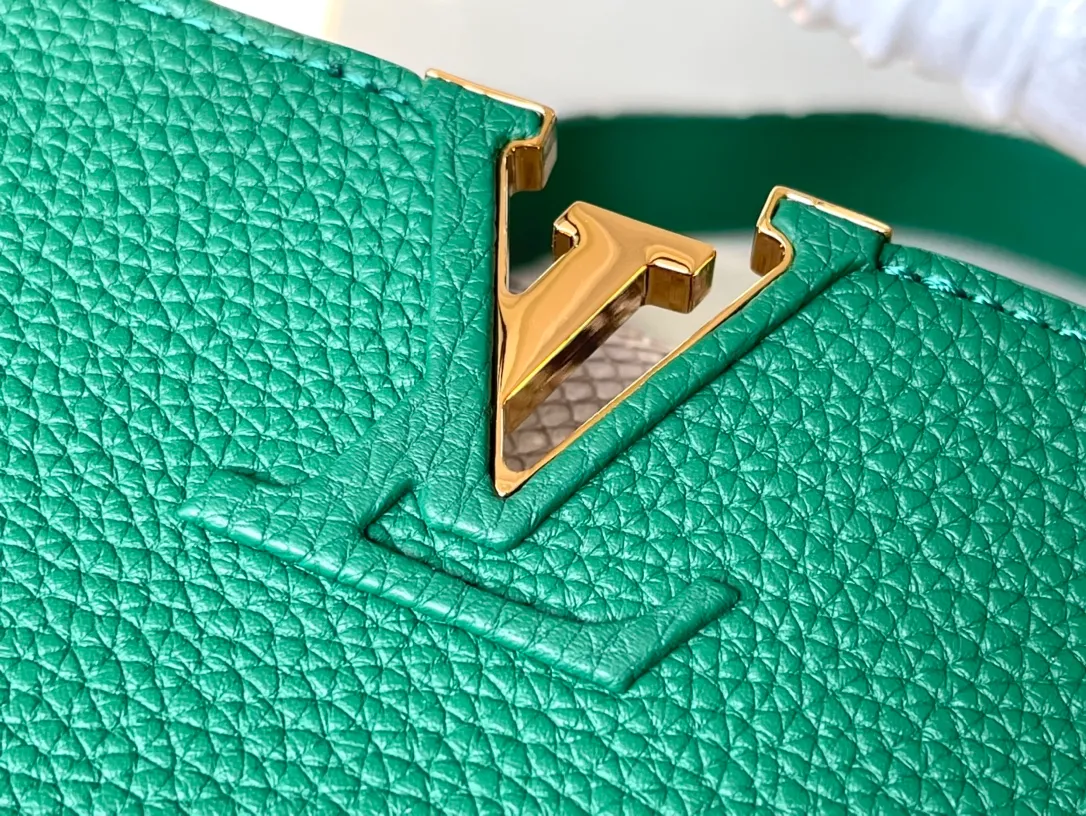 💰2420 (Special Grade Original Leather) N99387/M48865 Green Snake Shoulder This Capucines BB handbag is made of full-grain Taurillon leather and is exquisitely constructed. It is equipped with top handles, two-way flaps and a logo outlined in python snakeskin. It is a gorgeous choice for day and night. The detachable wide shoulder strap can be worn on the shoulder or cross-body for a bold and edgy look. Size: 27 *18*9cm