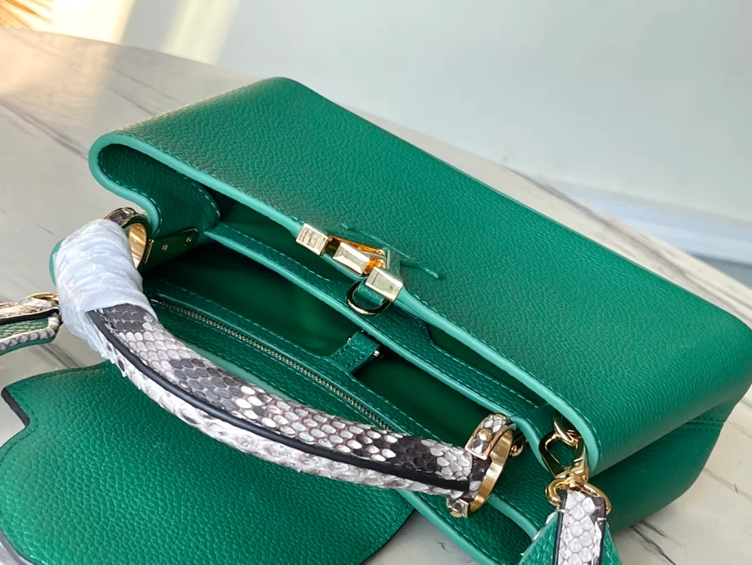 💰2420 (Special Grade Original Leather) N99387/M48865 Green Snake Shoulder This Capucines BB handbag is made of full-grain Taurillon leather and is exquisitely constructed. It is equipped with top handles, two-way flaps and a logo outlined in python snakeskin. It is a gorgeous choice for day and night. The detachable wide shoulder strap can be worn on the shoulder or cross-body for a bold and edgy look. Size: 27 *18*9cm