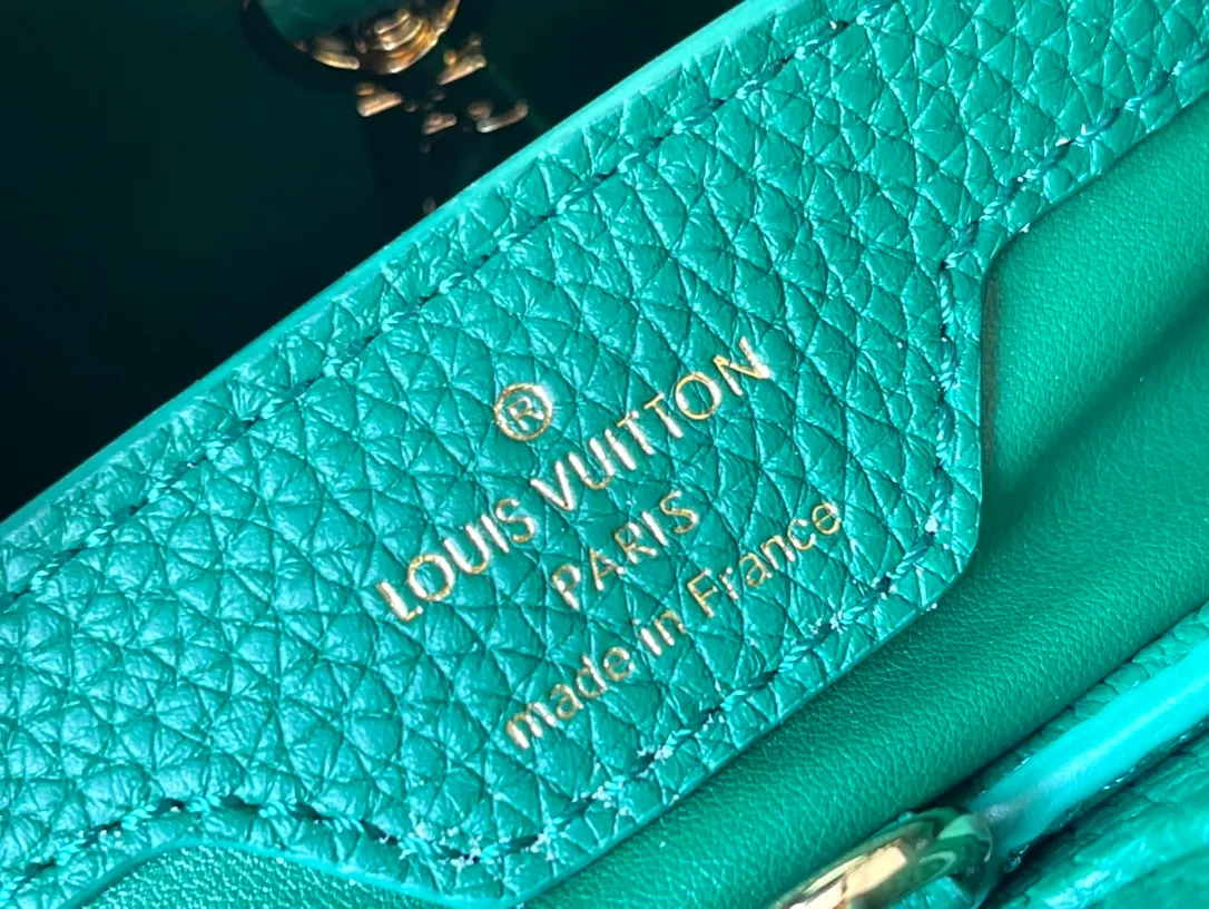 💰2420 (Special Grade Original Leather) N99387/M48865 Green Snake Shoulder This Capucines BB handbag is made of full-grain Taurillon leather and is exquisitely constructed. It is equipped with top handles, two-way flaps and a logo outlined in python snakeskin. It is a gorgeous choice for day and night. The detachable wide shoulder strap can be worn on the shoulder or cross-body for a bold and edgy look. Size: 27 *18*9cm