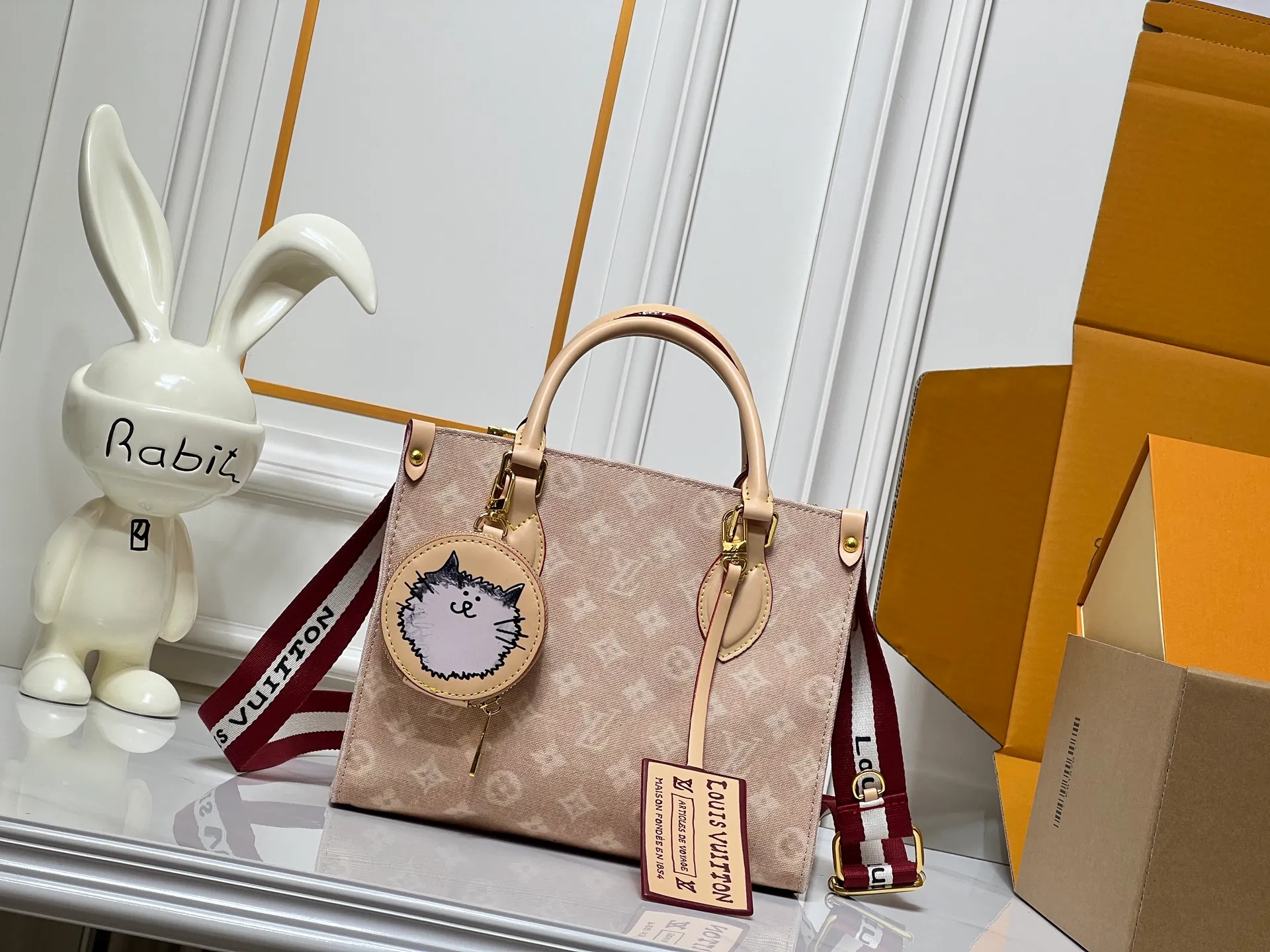 Batch 280💰Upgraded original M45659 M46373 M44571 This OnTheGo small handbag is made of Monogram and Monogram Reverse canvas, with Monogram Giant pattern embellished on it. The Toron handle and the jacquard textured shoulder strap decorated with the brand's logo create a visual contrast, and the detachable coin bag is suitable for storing change or small items. It combines fashionable charm with various functions, making it a good daily companion. 25.0 x 19.0 x 11.5 cm (length x height x width)