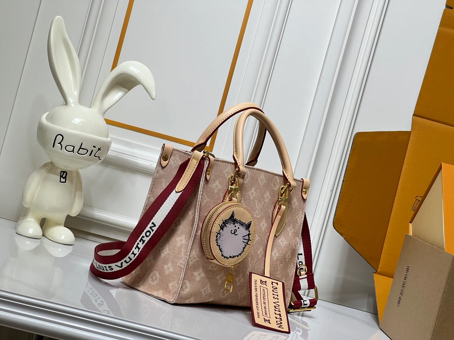 Batch 280💰Upgraded original M45659 M46373 M44571 This OnTheGo small handbag is made of Monogram and Monogram Reverse canvas, with Monogram Giant pattern embellished on it. The Toron handle and the jacquard textured shoulder strap decorated with the brand's logo create a visual contrast, and the detachable coin bag is suitable for storing change or small items. It combines fashionable charm with various functions, making it a good daily companion. 25.0 x 19.0 x 11.5 cm (length x height x width)