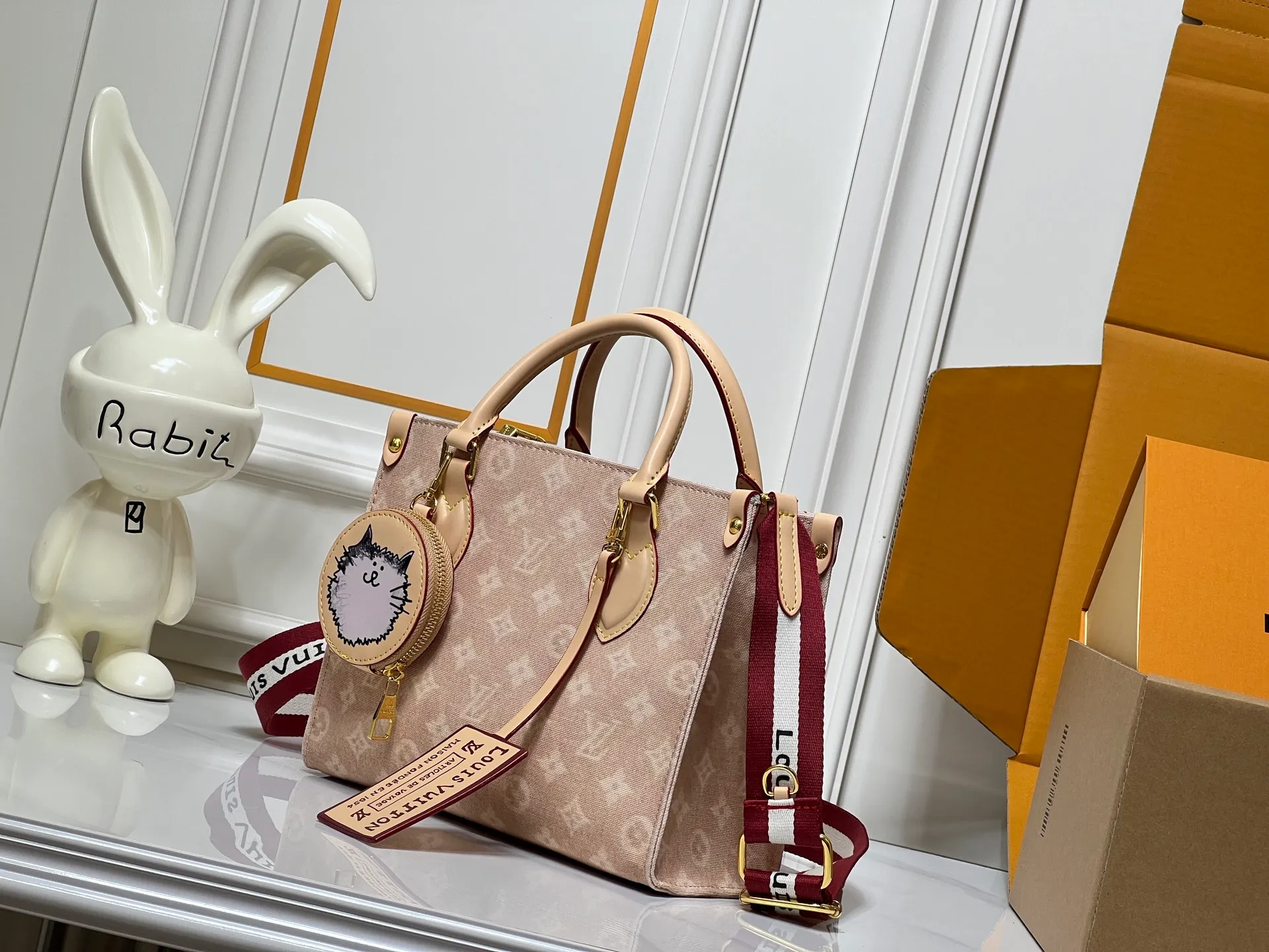 Batch 280💰Upgraded original M45659 M46373 M44571 This OnTheGo small handbag is made of Monogram and Monogram Reverse canvas, with Monogram Giant pattern embellished on it. The Toron handle and the jacquard textured shoulder strap decorated with the brand's logo create a visual contrast, and the detachable coin bag is suitable for storing change or small items. It combines fashionable charm with various functions, making it a good daily companion. 25.0 x 19.0 x 11.5 cm (length x height x width)