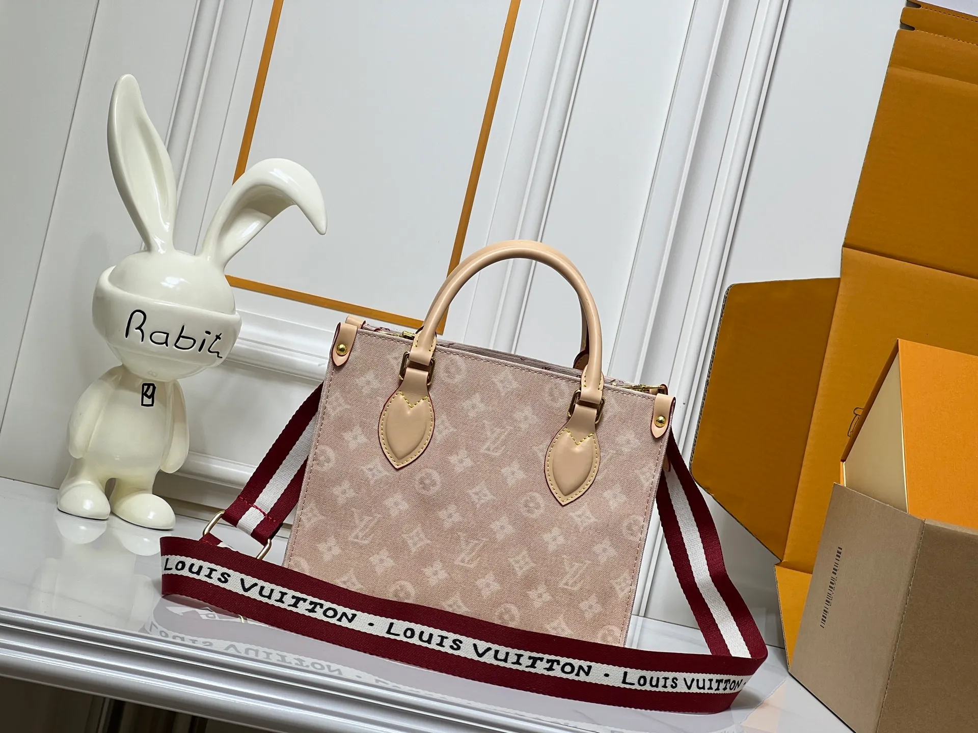 Batch 280💰Upgraded original M45659 M46373 M44571 This OnTheGo small handbag is made of Monogram and Monogram Reverse canvas, with Monogram Giant pattern embellished on it. The Toron handle and the jacquard textured shoulder strap decorated with the brand's logo create a visual contrast, and the detachable coin bag is suitable for storing change or small items. It combines fashionable charm with various functions, making it a good daily companion. 25.0 x 19.0 x 11.5 cm (length x height x width)