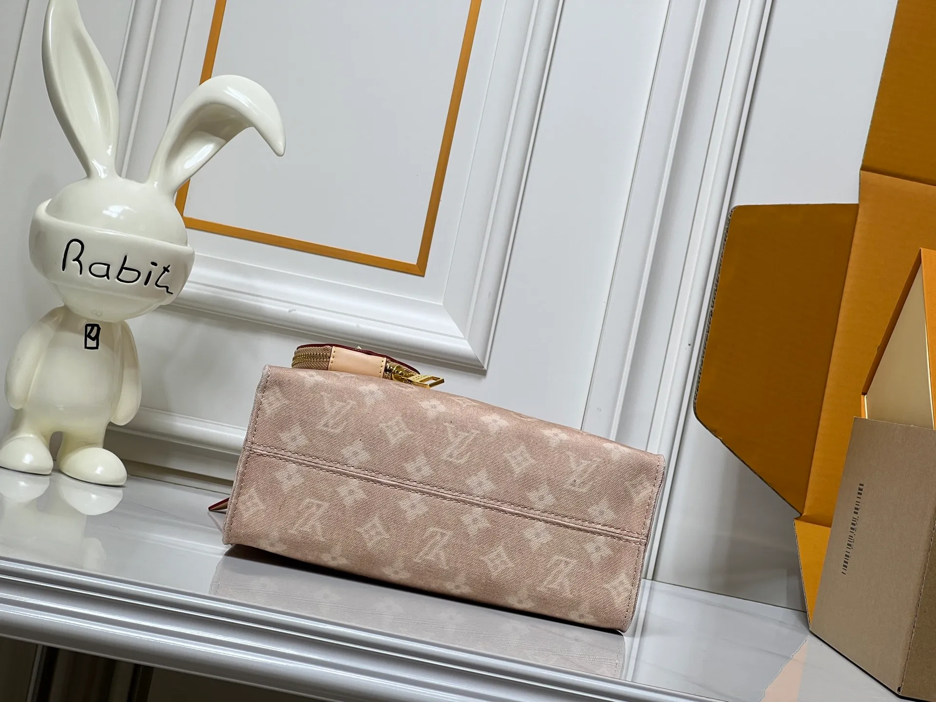 Batch 280💰Upgraded original M45659 M46373 M44571 This OnTheGo small handbag is made of Monogram and Monogram Reverse canvas, with Monogram Giant pattern embellished on it. The Toron handle and the jacquard textured shoulder strap decorated with the brand's logo create a visual contrast, and the detachable coin bag is suitable for storing change or small items. It combines fashionable charm with various functions, making it a good daily companion. 25.0 x 19.0 x 11.5 cm (length x height x width)