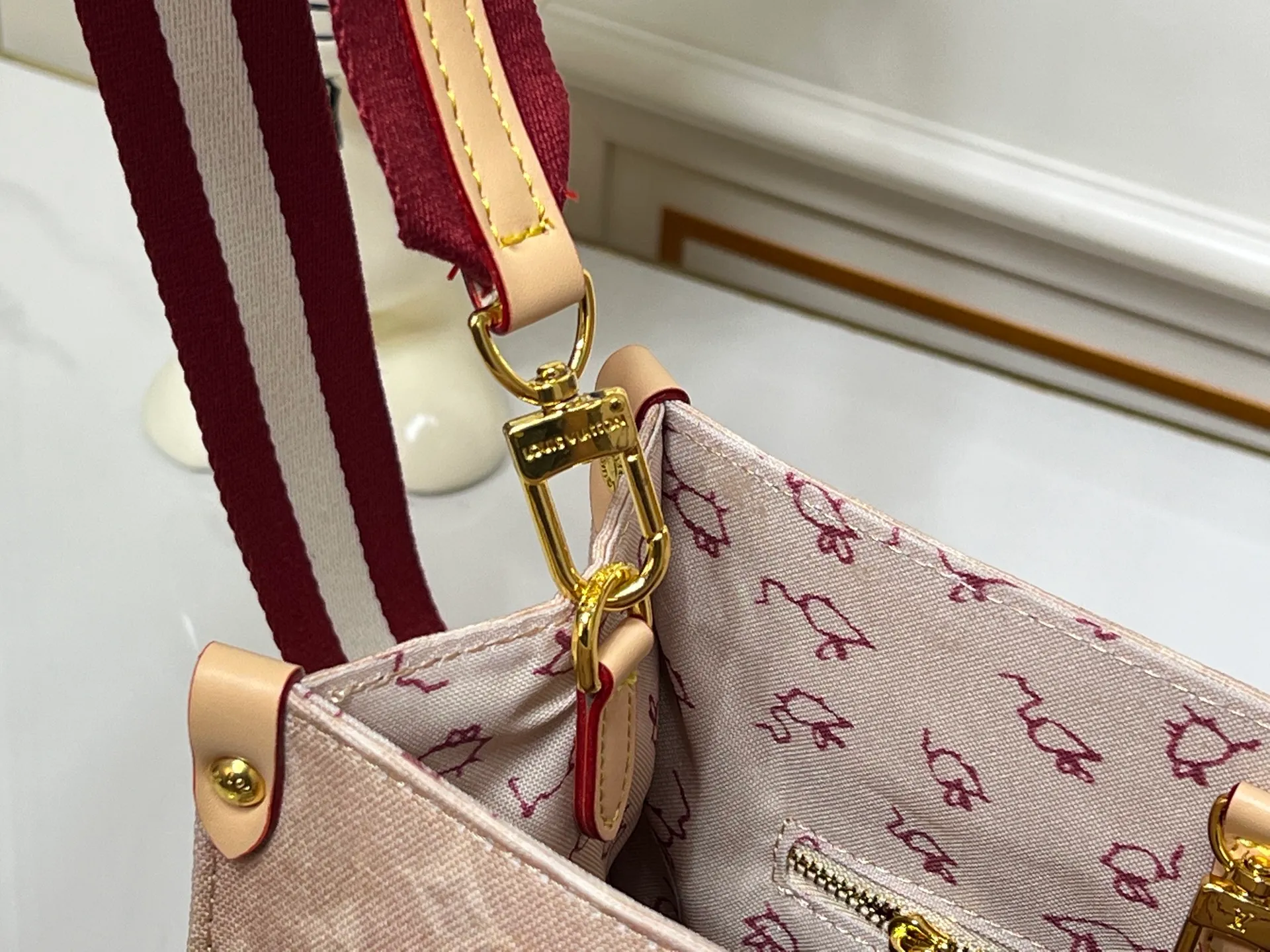 Batch 280💰Upgraded original M45659 M46373 M44571 This OnTheGo small handbag is made of Monogram and Monogram Reverse canvas, with Monogram Giant pattern embellished on it. The Toron handle and the jacquard textured shoulder strap decorated with the brand's logo create a visual contrast, and the detachable coin bag is suitable for storing change or small items. It combines fashionable charm with various functions, making it a good daily companion. 25.0 x 19.0 x 11.5 cm (length x height x width)