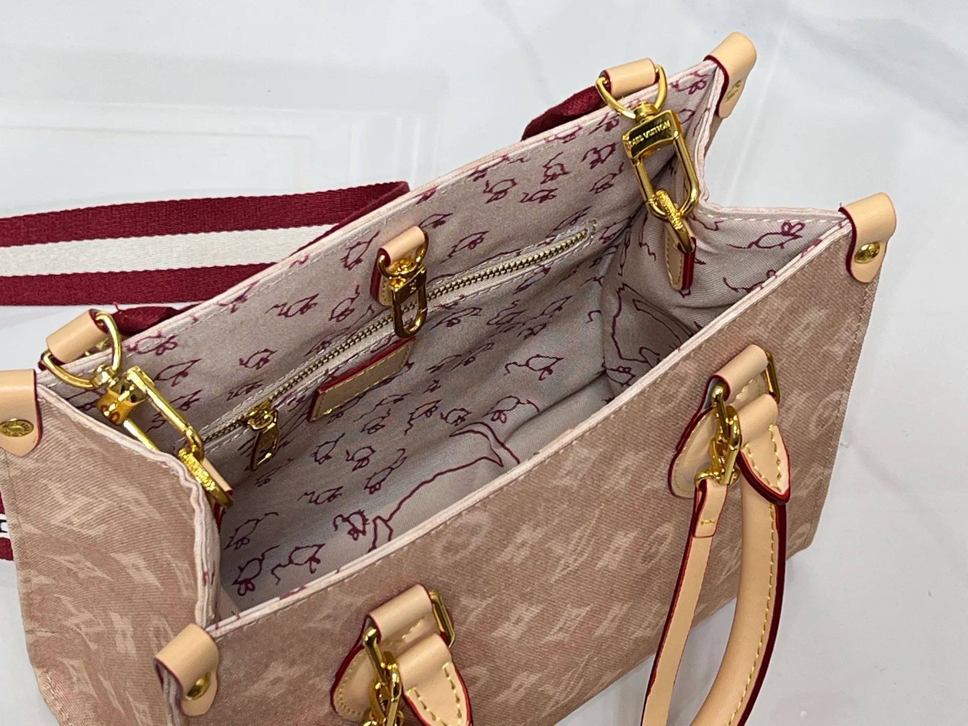 Batch 280💰Upgraded original M45659 M46373 M44571 This OnTheGo small handbag is made of Monogram and Monogram Reverse canvas, with Monogram Giant pattern embellished on it. The Toron handle and the jacquard textured shoulder strap decorated with the brand's logo create a visual contrast, and the detachable coin bag is suitable for storing change or small items. It combines fashionable charm with various functions, making it a good daily companion. 25.0 x 19.0 x 11.5 cm (length x height x width)