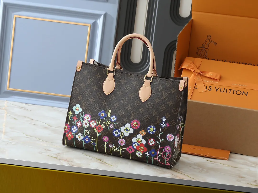 💰260💰Upgraded original version 🔥New style🔥M45039 M45321 M44571 This Onthego medium handbag combines classic Monogram canvas and Monogram Reverse canvas on both sides to present completely different styles. Toron's dual handles and shoulder strap allow for a variety of carrying options. Dimensions: 34.0 x 26.0 x 13.0 cm (length x height x width)