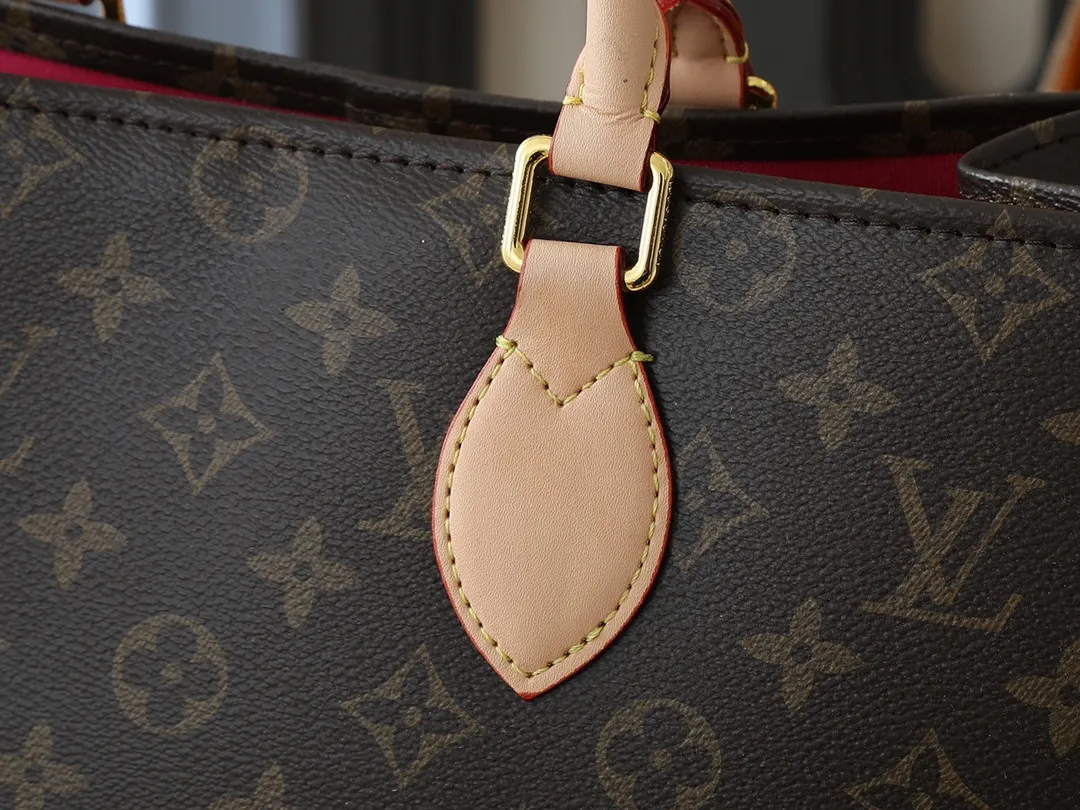 💰260💰Upgraded original version 🔥New style🔥M45039 M45321 M44571 This Onthego medium handbag combines classic Monogram canvas and Monogram Reverse canvas on both sides to present completely different styles. Toron's dual handles and shoulder strap allow for a variety of carrying options. Dimensions: 34.0 x 26.0 x 13.0 cm (length x height x width)