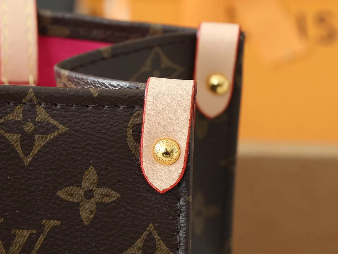 💰260💰Upgraded original version 🔥New style🔥M45039 M45321 M44571 This Onthego medium handbag combines classic Monogram canvas and Monogram Reverse canvas on both sides to present completely different styles. Toron's dual handles and shoulder strap allow for a variety of carrying options. Dimensions: 34.0 x 26.0 x 13.0 cm (length x height x width)