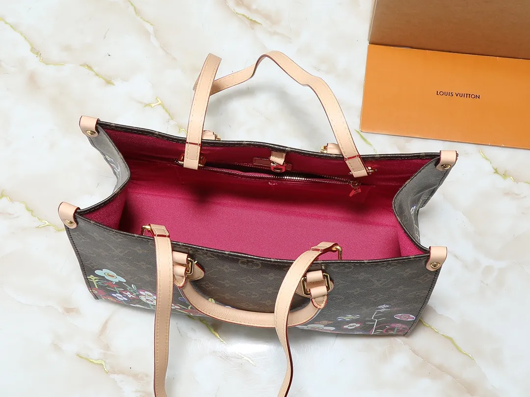 💰260💰Upgraded original version 🔥New style🔥M45039 M45321 M44571 This Onthego medium handbag combines classic Monogram canvas and Monogram Reverse canvas on both sides to present completely different styles. Toron's dual handles and shoulder strap allow for a variety of carrying options. Dimensions: 34.0 x 26.0 x 13.0 cm (length x height x width)