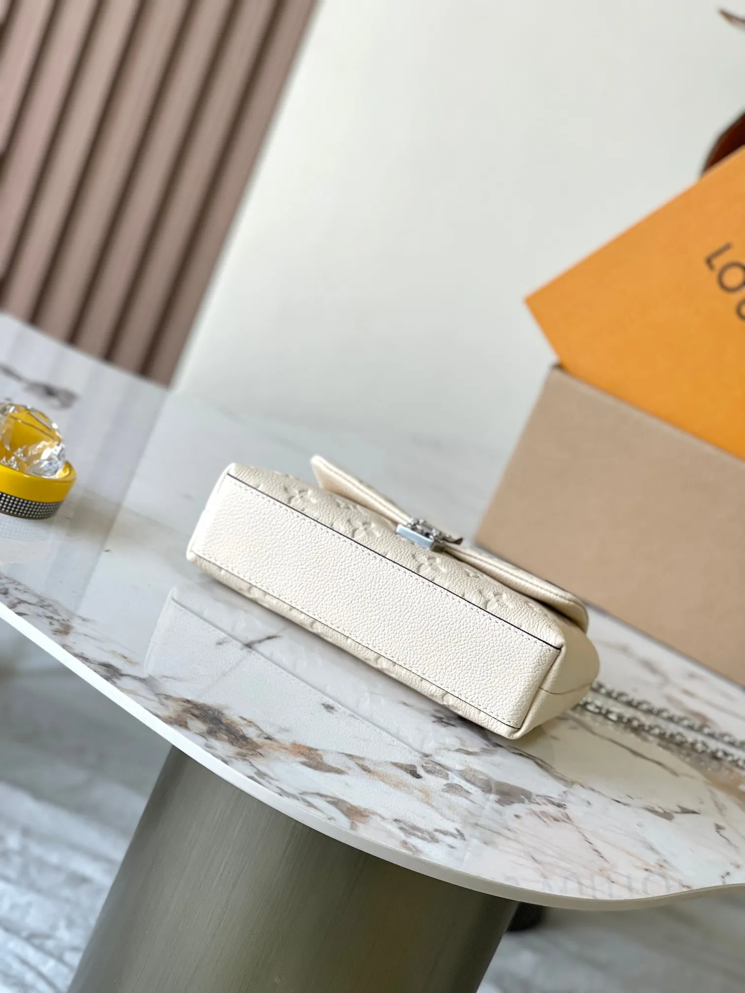 P2560 [Special grade MB original leather] This Nano Madeleine handbag uses Monogram Empreinte leather to interpret the pocket version of the Madeleine handbag. Model: M12145 white chip version. Material: A-grade all-steel hardware, imported original fabric. Packaging: full set of original duty-free MB packaging. Size: 21*12.5*6CM