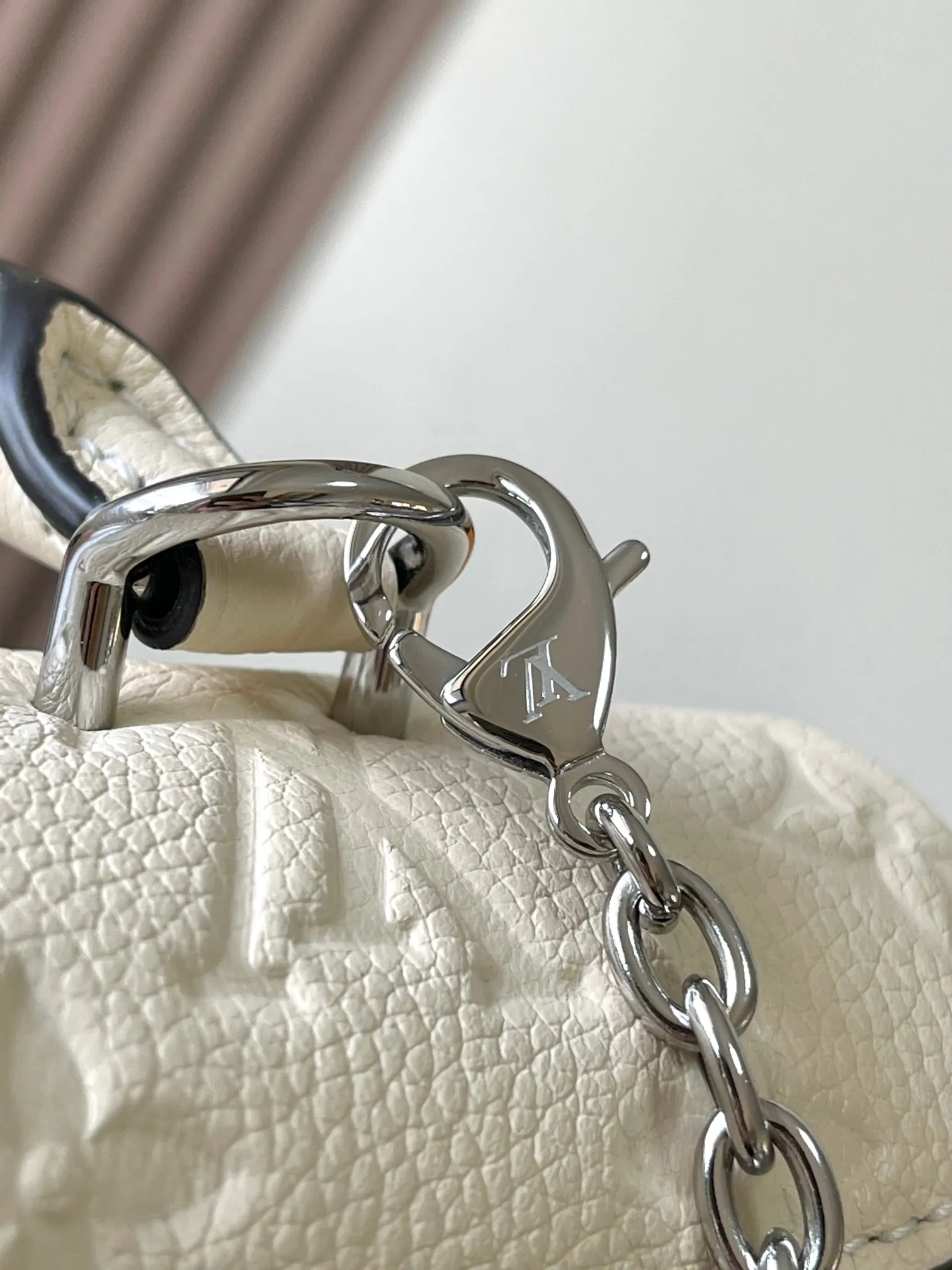 P2560 [Special grade MB original leather] This Nano Madeleine handbag uses Monogram Empreinte leather to interpret the pocket version of the Madeleine handbag. Model: M12145 white chip version. Material: A-grade all-steel hardware, imported original fabric. Packaging: full set of original duty-free MB packaging. Size: 21*12.5*6CM