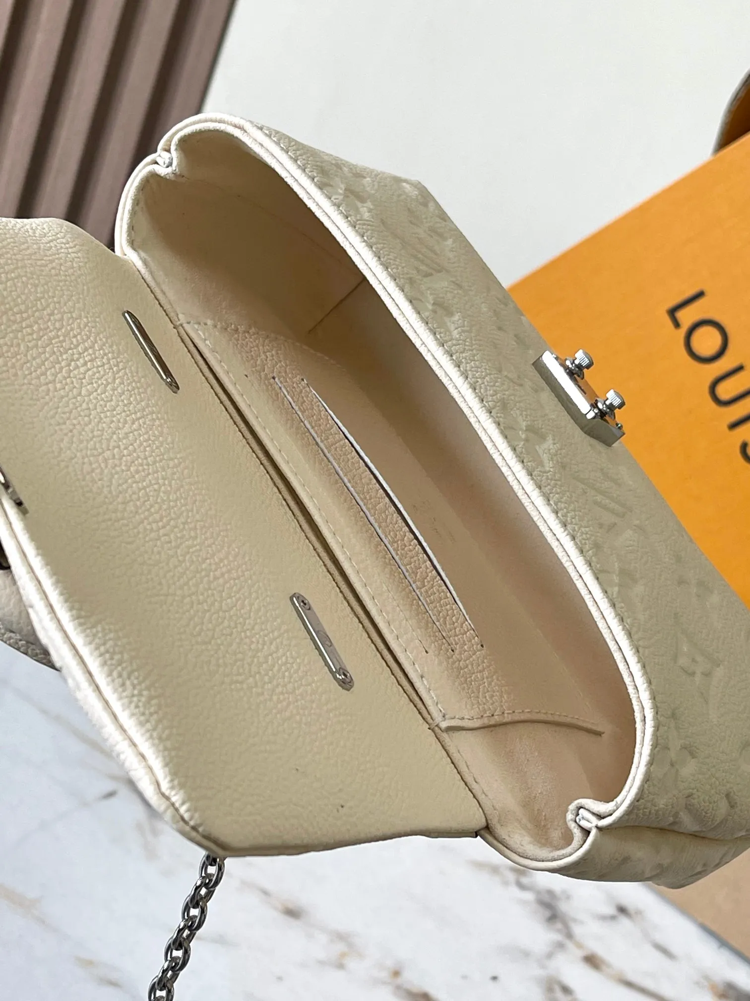 P2560 [Special grade MB original leather] This Nano Madeleine handbag uses Monogram Empreinte leather to interpret the pocket version of the Madeleine handbag. Model: M12145 white chip version. Material: A-grade all-steel hardware, imported original fabric. Packaging: full set of original duty-free MB packaging. Size: 21*12.5*6CM