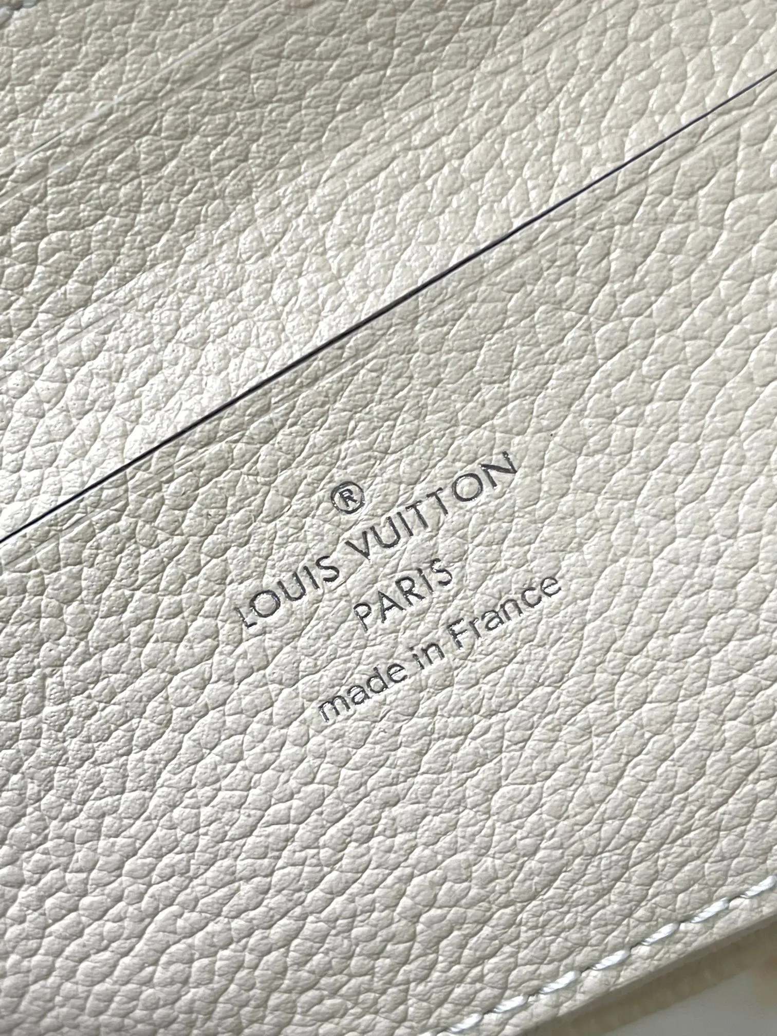 P2560 [Special grade MB original leather] This Nano Madeleine handbag uses Monogram Empreinte leather to interpret the pocket version of the Madeleine handbag. Model: M12145 white chip version. Material: A-grade all-steel hardware, imported original fabric. Packaging: full set of original duty-free MB packaging. Size: 21*12.5*6CM