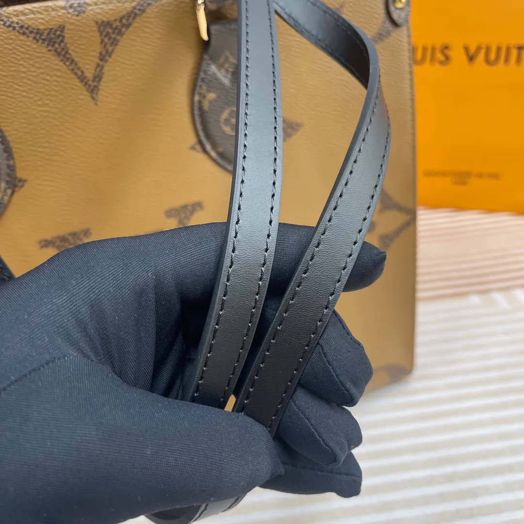 [Upgraded version] P630 🐶 Upgraded version, high quality, semi-steel hardware M45321 🐶 Comes with a full set of packaging, free picture liner bag ONTHEGO Medium Handbag The Onthego Medium Handbag decorates both sides of the classic Monogram canvas and Monogram Reverse canvas, presenting different styles at will. Toron's dual handles and shoulder strap allow for a variety of carrying options. Dimensions: 34.0 x 26.0 x 13.0 cm
