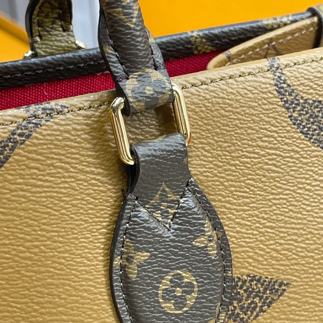 [Upgraded version] P630 🐶 Upgraded version, high quality, semi-steel hardware M45321 🐶 Comes with a full set of packaging, free picture liner bag ONTHEGO Medium Handbag The Onthego Medium Handbag decorates both sides of the classic Monogram canvas and Monogram Reverse canvas, presenting different styles at will. Toron's dual handles and shoulder strap allow for a variety of carrying options. Dimensions: 34.0 x 26.0 x 13.0 cm