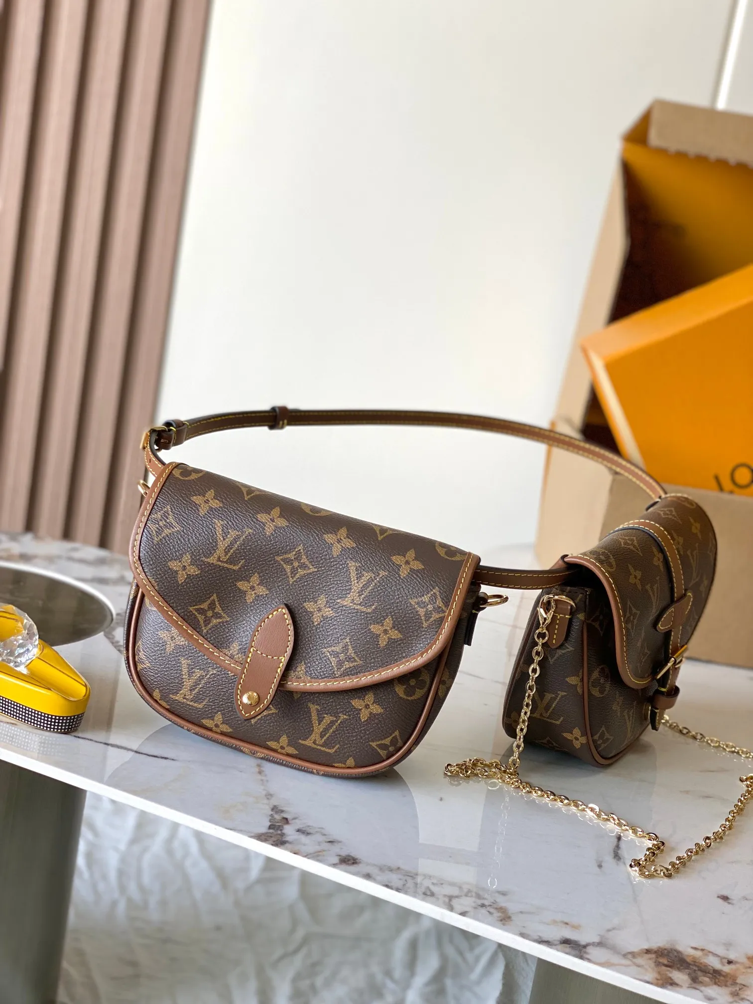 p1640 [Special grade MB163c chip version original leather] This Duo BB handbag Model: M26592 Material: Grade A all-steel hardware, imported original fabric Packaging: Full set of original duty-free MB packaging Size: 19x14x6 cm