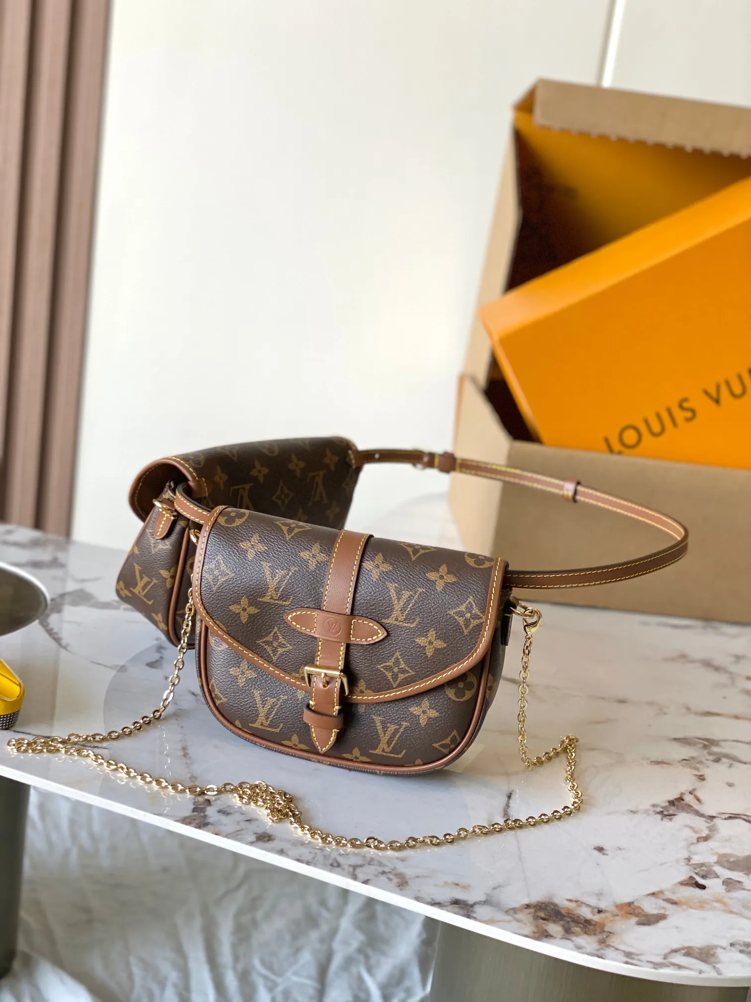 p1640 [Special grade MB163c chip version original leather] This Duo BB handbag Model: M26592 Material: Grade A all-steel hardware, imported original fabric Packaging: Full set of original duty-free MB packaging Size: 19x14x6 cm