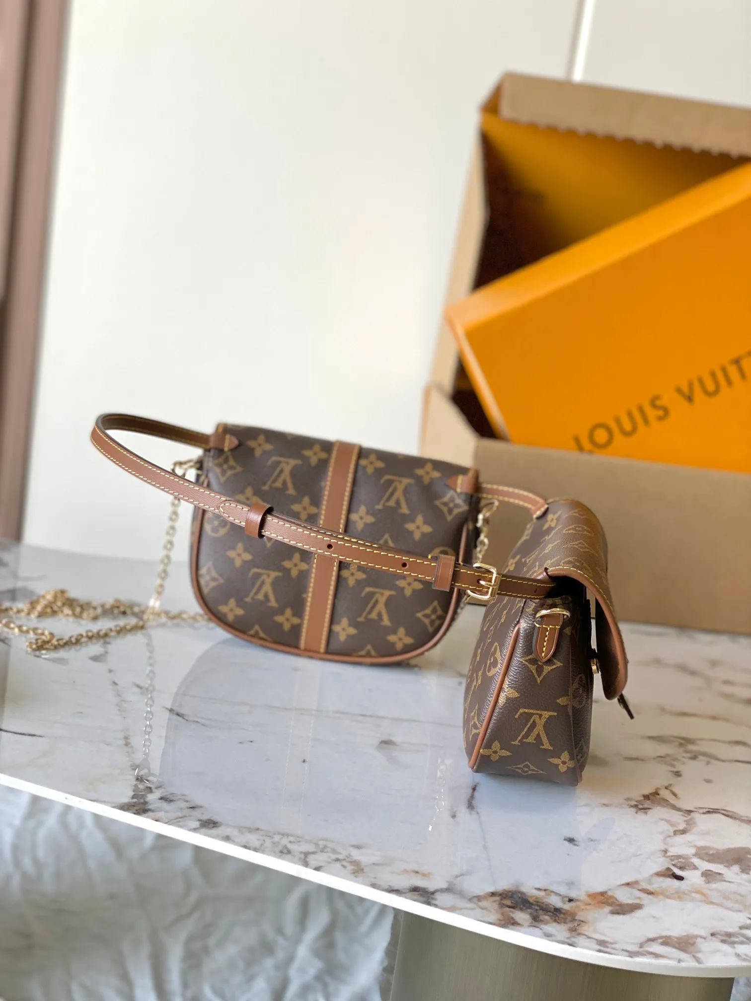 p1640 [Special grade MB163c chip version original leather] This Duo BB handbag Model: M26592 Material: Grade A all-steel hardware, imported original fabric Packaging: Full set of original duty-free MB packaging Size: 19x14x6 cm