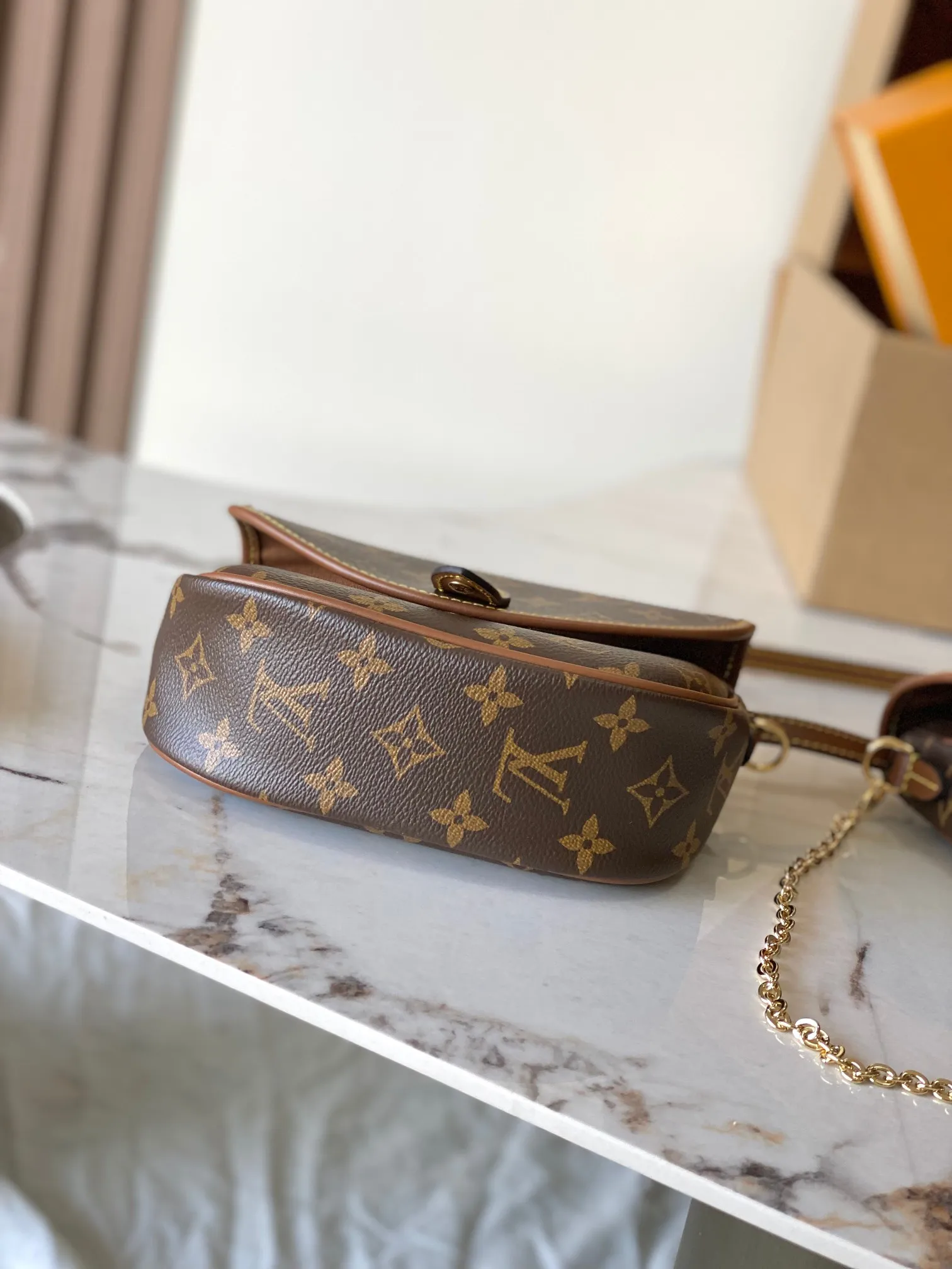 p1640 [Special grade MB163c chip version original leather] This Duo BB handbag Model: M26592 Material: Grade A all-steel hardware, imported original fabric Packaging: Full set of original duty-free MB packaging Size: 19x14x6 cm