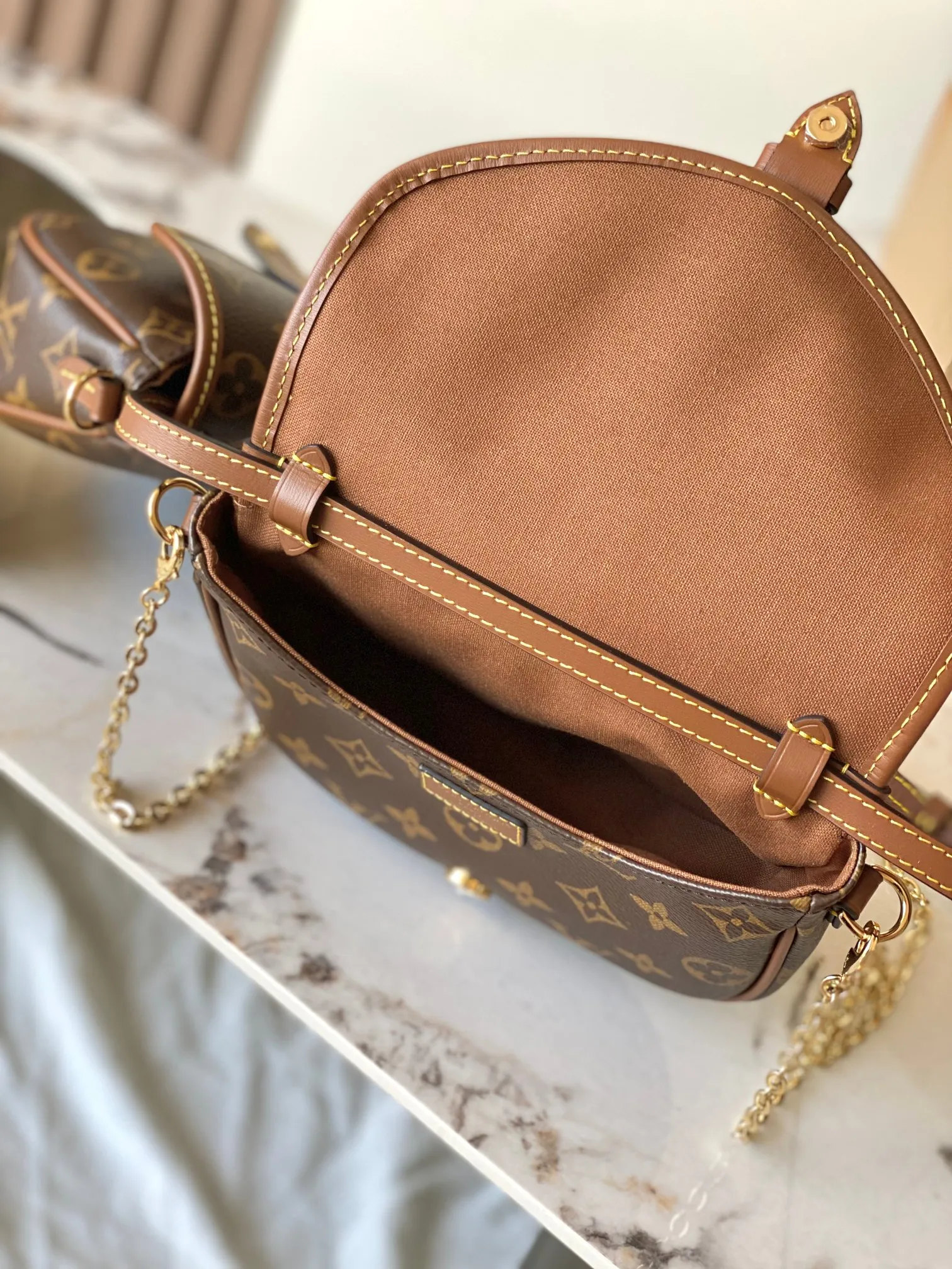 p1640 [Special grade MB163c chip version original leather] This Duo BB handbag Model: M26592 Material: Grade A all-steel hardware, imported original fabric Packaging: Full set of original duty-free MB packaging Size: 19x14x6 cm
