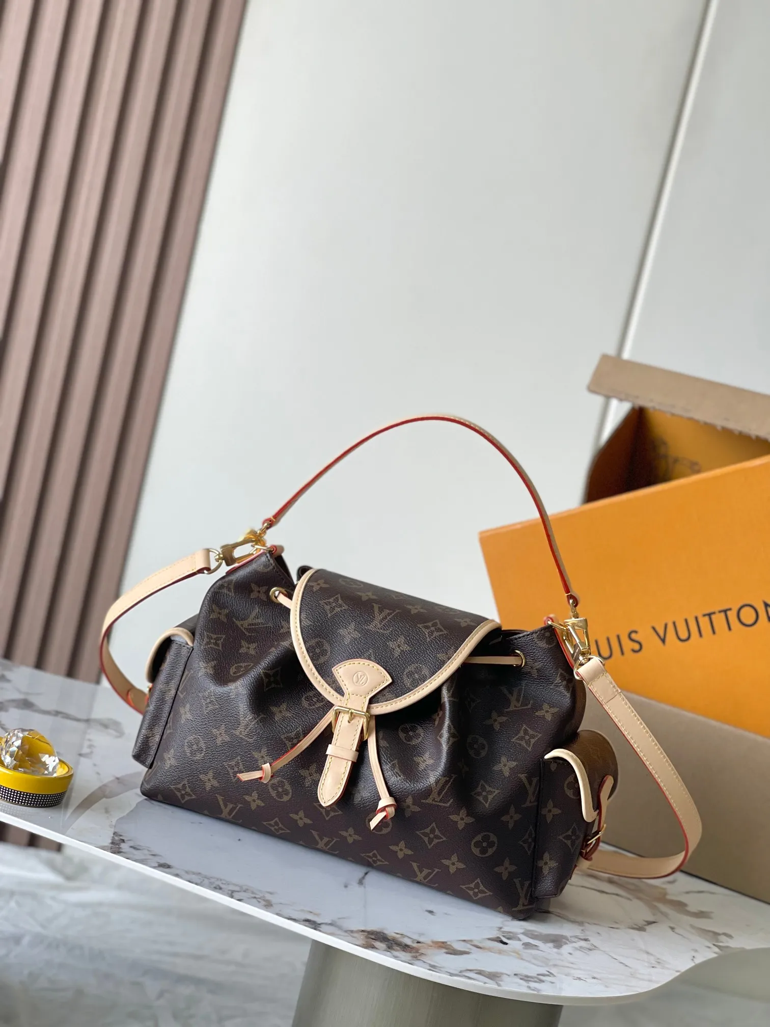 P1660 [Special grade MB original leather] This Odyssee medium handbag Model: M26040 Presbyopia 163C chip version Material: A-grade all-steel hardware, imported original fabric Packaging: Full set of original duty-free MB packaging Size: 36*24*18CM