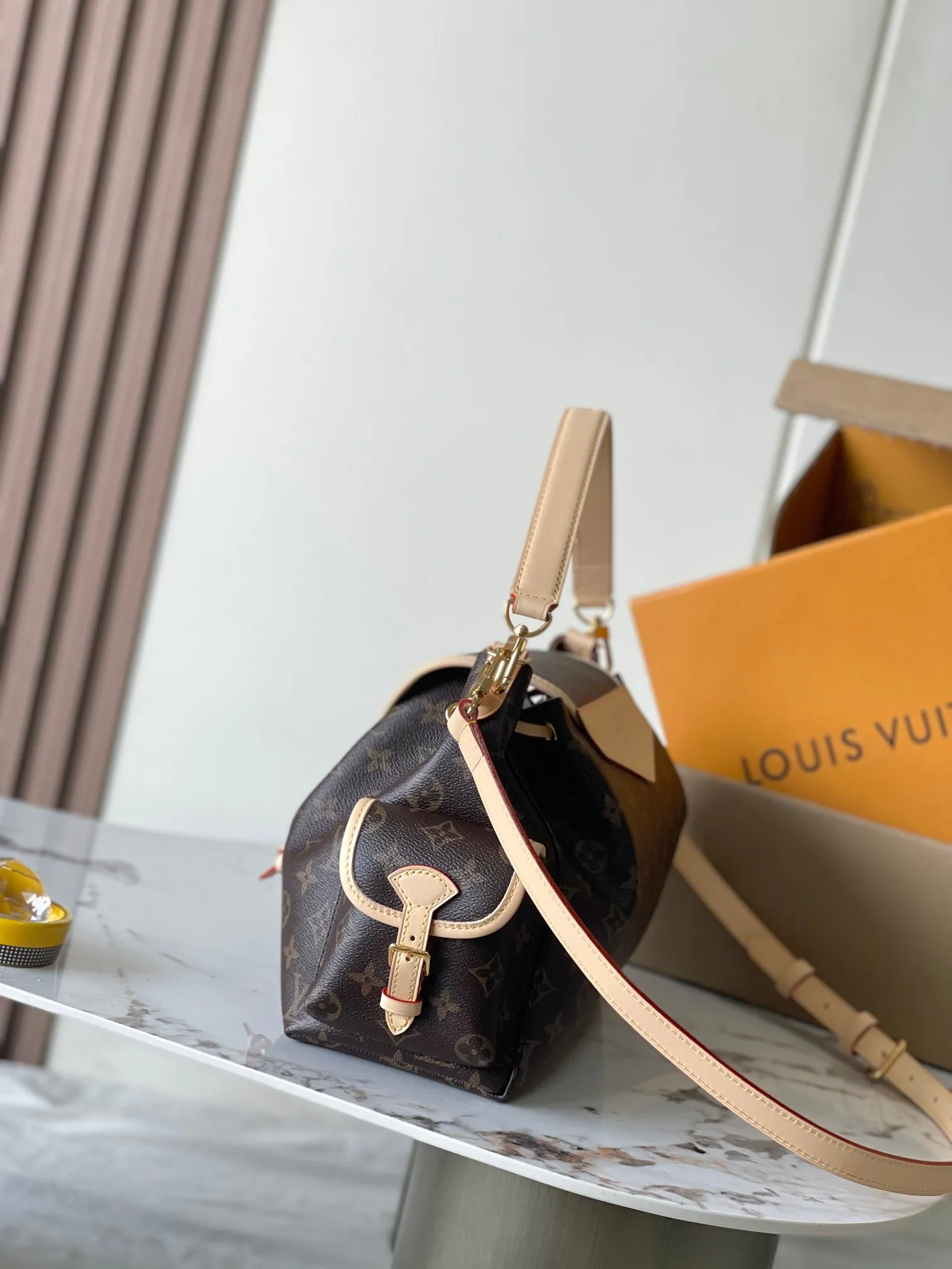 P1660 [Special grade MB original leather] This Odyssee medium handbag Model: M26040 Presbyopia 163C chip version Material: A-grade all-steel hardware, imported original fabric Packaging: Full set of original duty-free MB packaging Size: 36*24*18CM