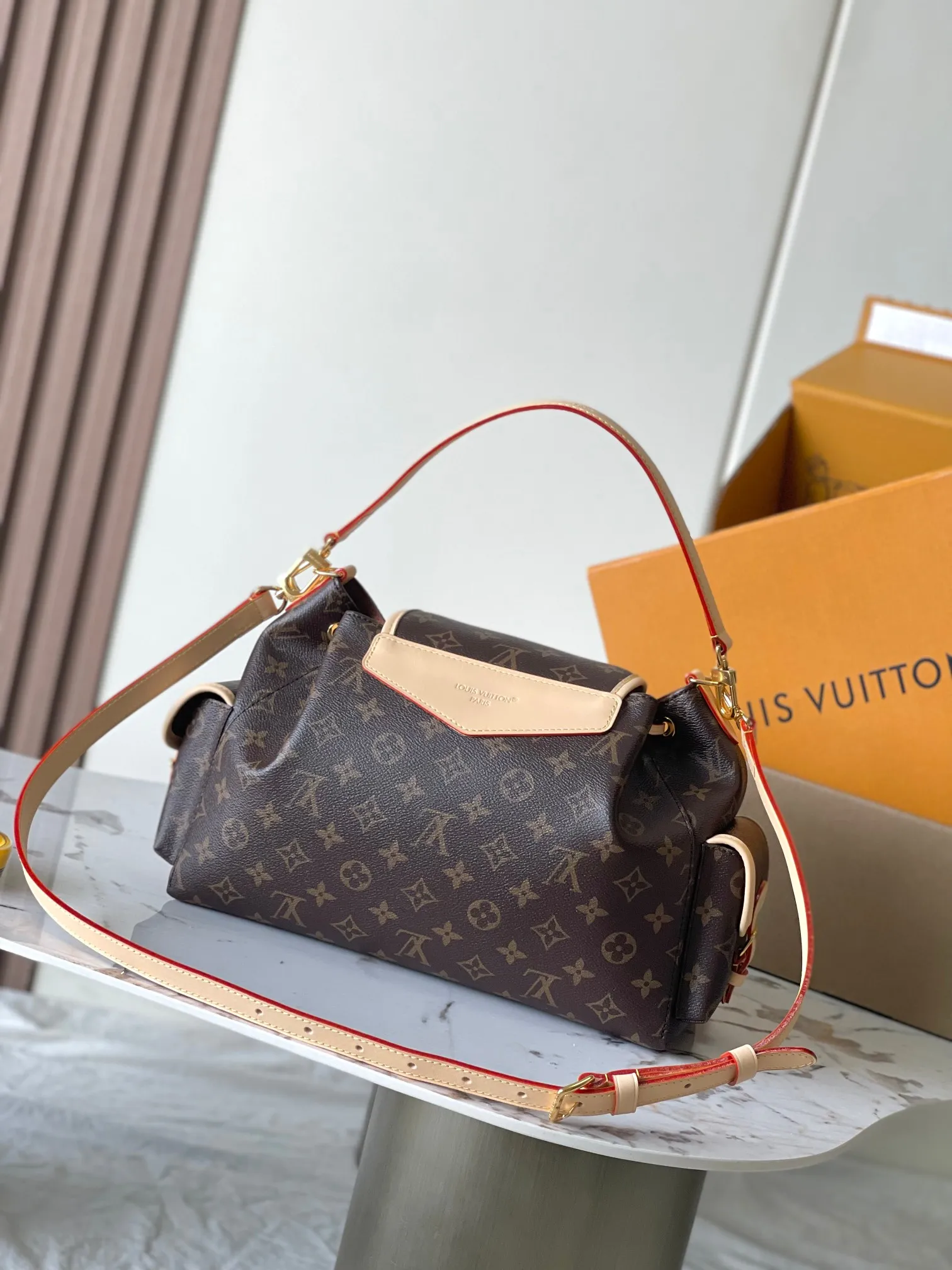 P1660 [Special grade MB original leather] This Odyssee medium handbag Model: M26040 Presbyopia 163C chip version Material: A-grade all-steel hardware, imported original fabric Packaging: Full set of original duty-free MB packaging Size: 36*24*18CM