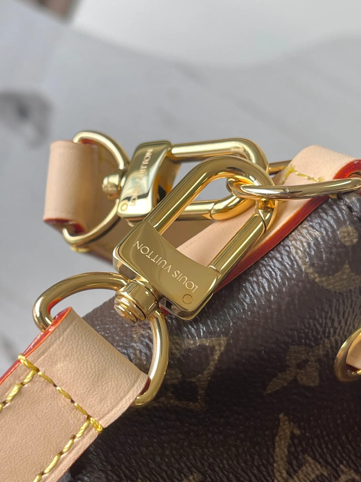 P1660 [Special grade MB original leather] This Odyssee medium handbag Model: M26040 Presbyopia 163C chip version Material: A-grade all-steel hardware, imported original fabric Packaging: Full set of original duty-free MB packaging Size: 36*24*18CM
