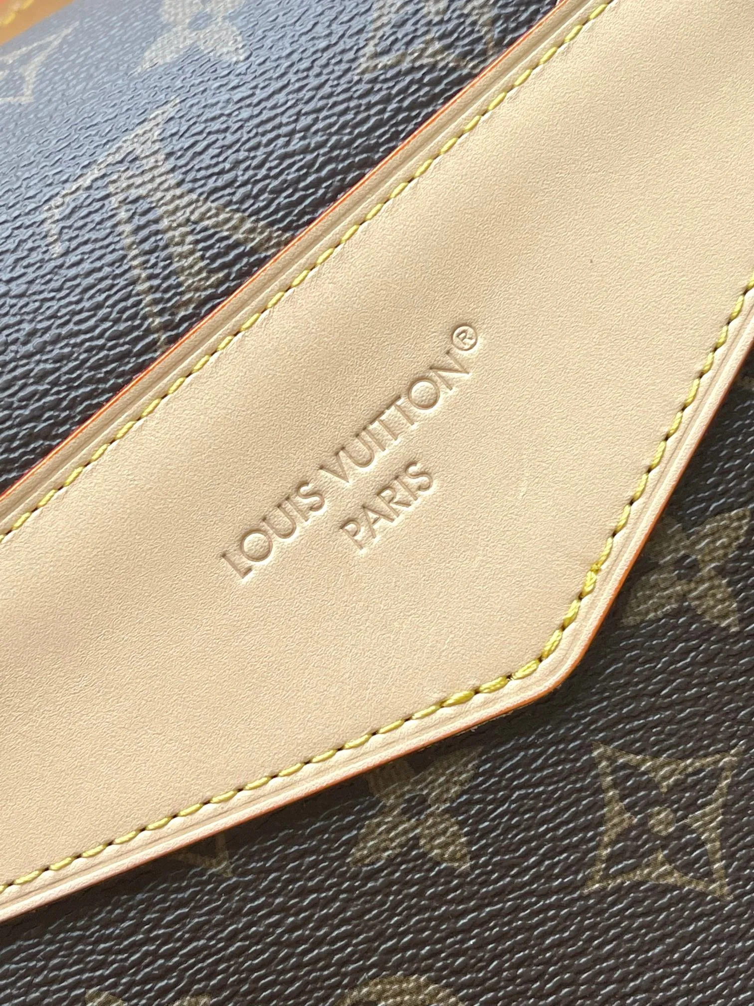 P1660 [Special grade MB original leather] This Odyssee medium handbag Model: M26040 Presbyopia 163C chip version Material: A-grade all-steel hardware, imported original fabric Packaging: Full set of original duty-free MB packaging Size: 36*24*18CM