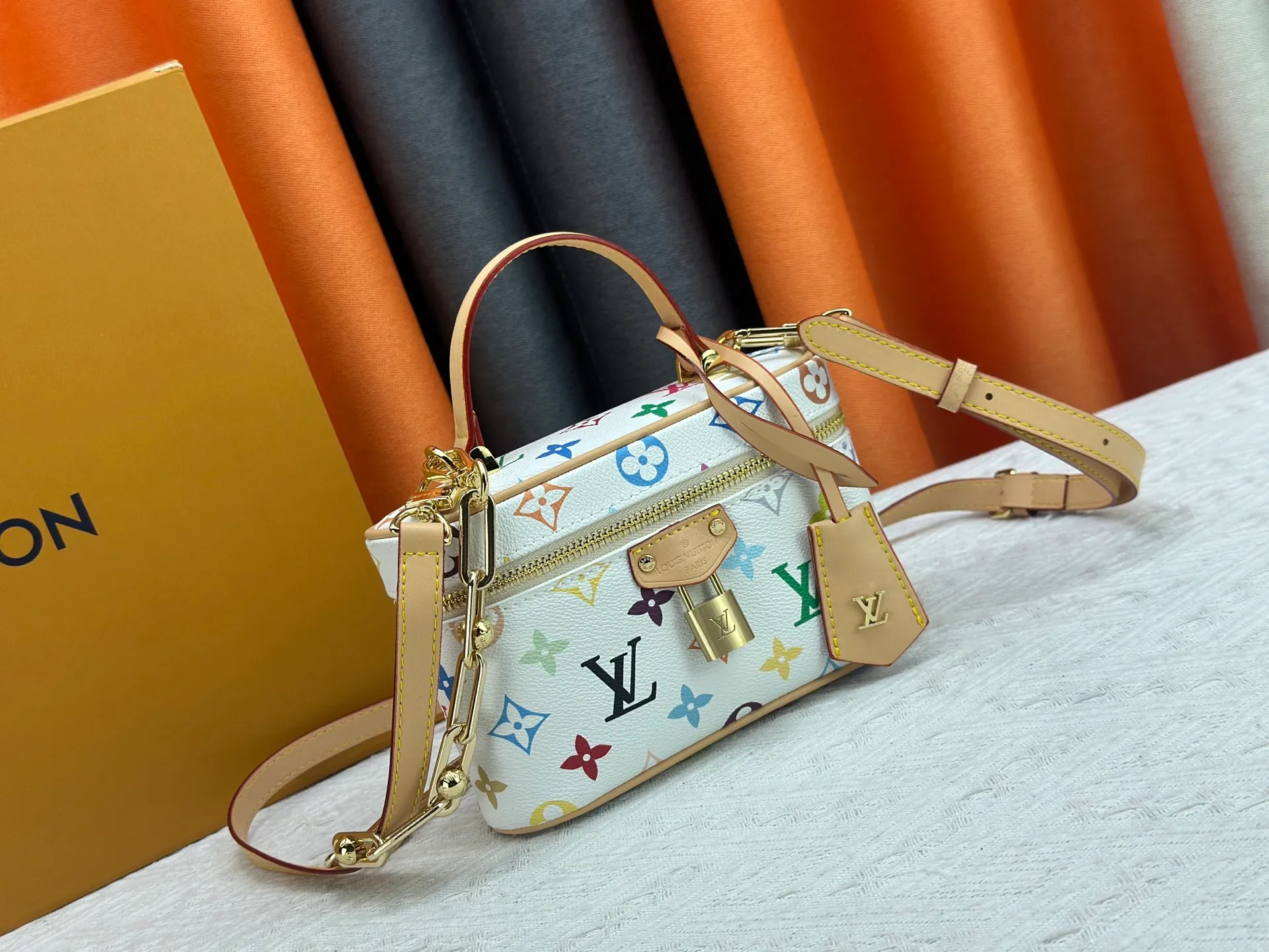 P300 [Official latest model, real shot of how to match the version] M13662-M85634-M47125-M47128-M45165 This Vanity Pouch handbag is from the Louis Vuitton Coated canvas is trimmed with calfskin, while a zipper closure, detachable chain and LV-engraved padlock add a metallic sheen. 11.5 x 6.5 x 19 cm (height x width x length)