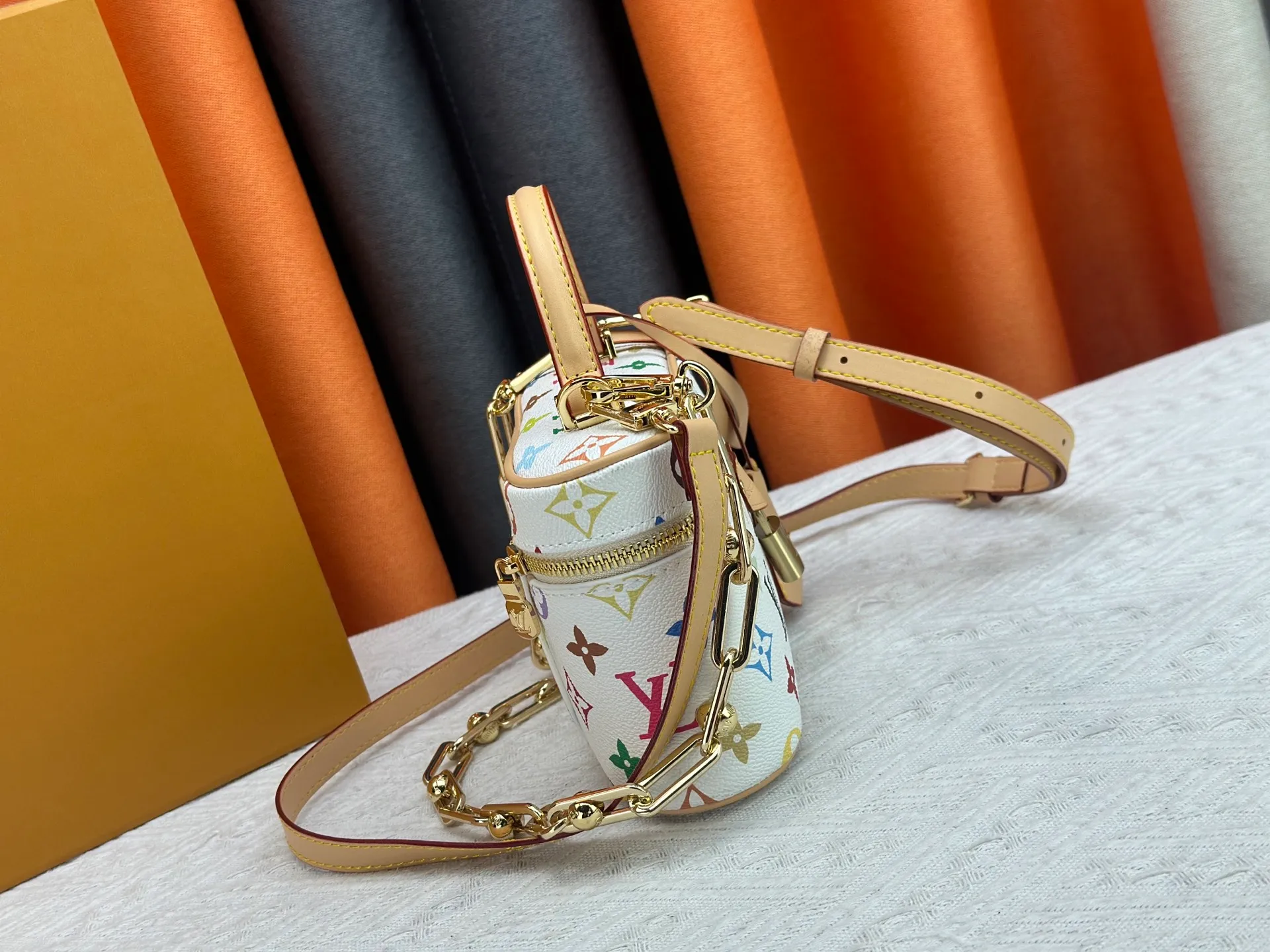 P300 [Official latest model, real shot of how to match the version] M13662-M85634-M47125-M47128-M45165 This Vanity Pouch handbag is from the Louis Vuitton Coated canvas is trimmed with calfskin, while a zipper closure, detachable chain and LV-engraved padlock add a metallic sheen. 11.5 x 6.5 x 19 cm (height x width x length)