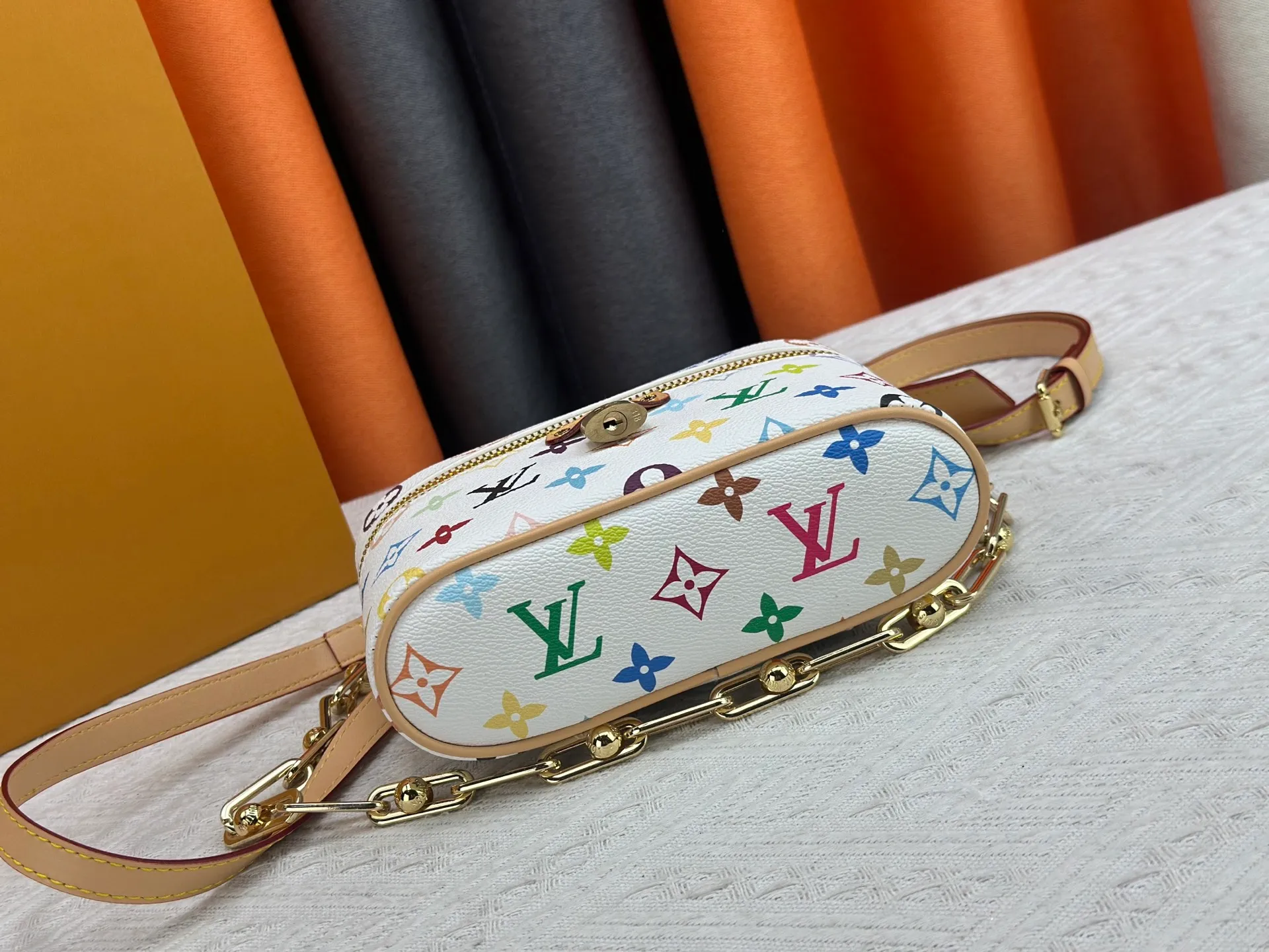 P300 [Official latest model, real shot of how to match the version] M13662-M85634-M47125-M47128-M45165 This Vanity Pouch handbag is from the Louis Vuitton Coated canvas is trimmed with calfskin, while a zipper closure, detachable chain and LV-engraved padlock add a metallic sheen. 11.5 x 6.5 x 19 cm (height x width x length)