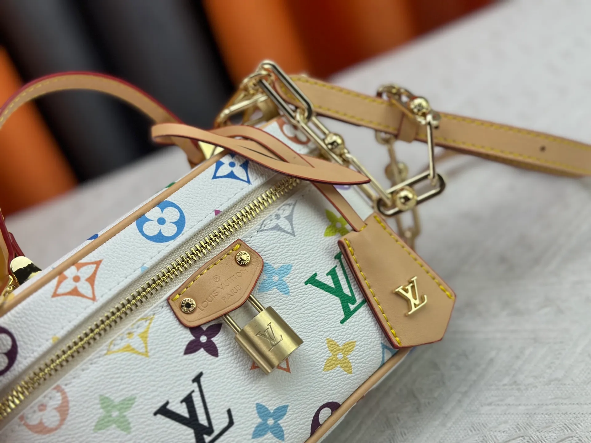P300 [Official latest model, real shot of how to match the version] M13662-M85634-M47125-M47128-M45165 This Vanity Pouch handbag is from the Louis Vuitton Coated canvas is trimmed with calfskin, while a zipper closure, detachable chain and LV-engraved padlock add a metallic sheen. 11.5 x 6.5 x 19 cm (height x width x length)