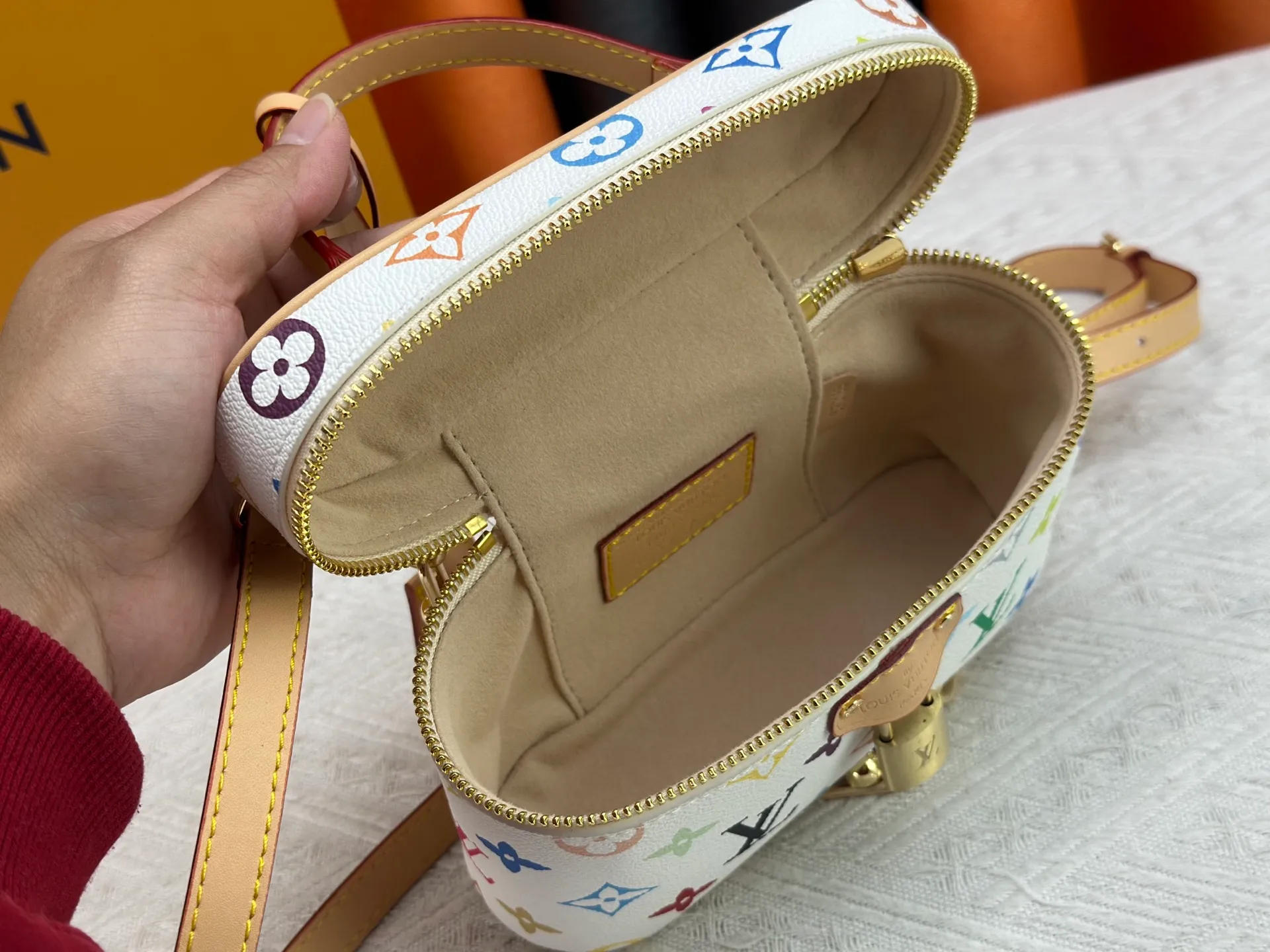 P300 [Official latest model, real shot of how to match the version] M13662-M85634-M47125-M47128-M45165 This Vanity Pouch handbag is from the Louis Vuitton Coated canvas is trimmed with calfskin, while a zipper closure, detachable chain and LV-engraved padlock add a metallic sheen. 11.5 x 6.5 x 19 cm (height x width x length)