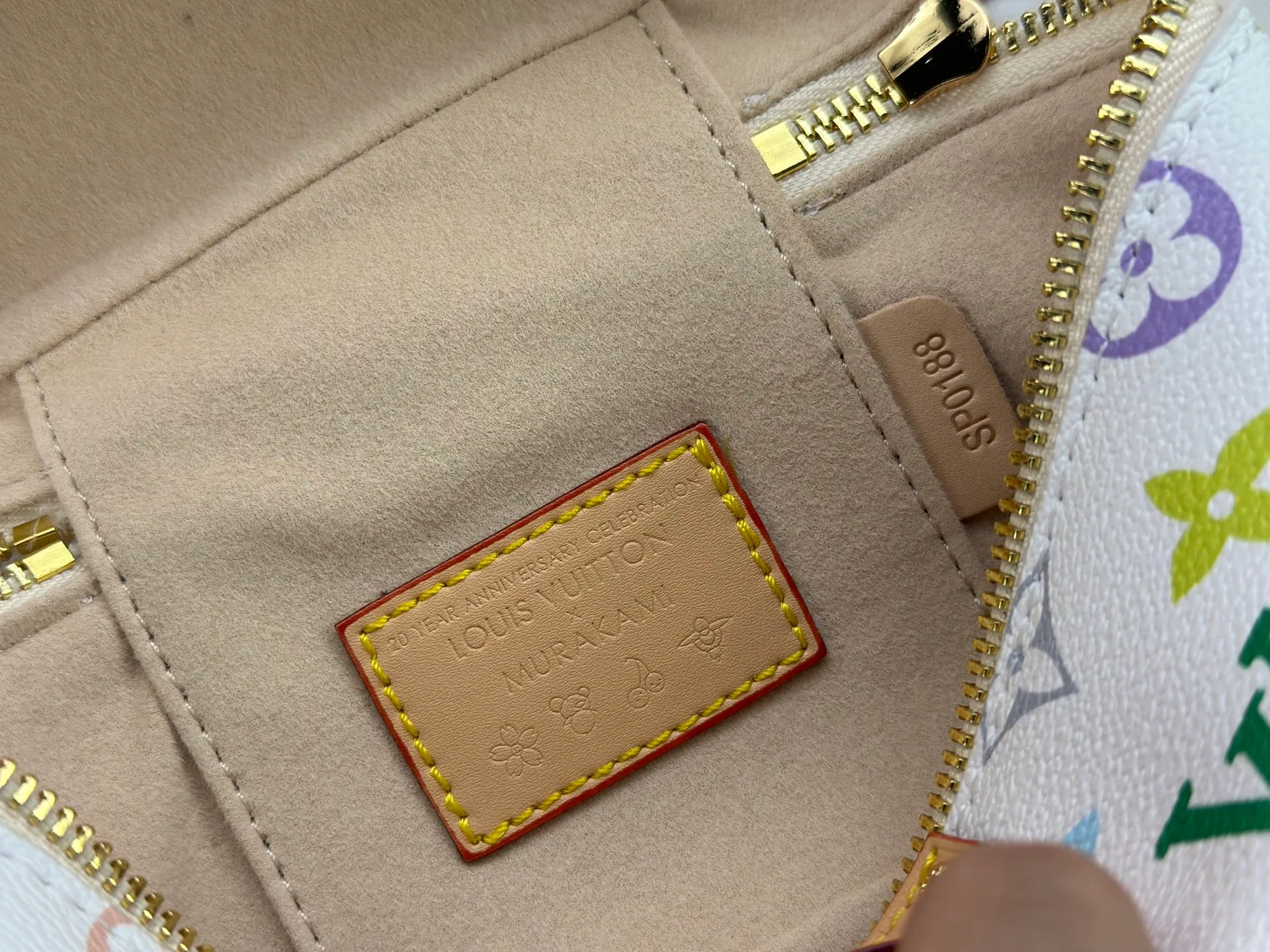 P300 [Official latest model, real shot of how to match the version] M13662-M85634-M47125-M47128-M45165 This Vanity Pouch handbag is from the Louis Vuitton Coated canvas is trimmed with calfskin, while a zipper closure, detachable chain and LV-engraved padlock add a metallic sheen. 11.5 x 6.5 x 19 cm (height x width x length)