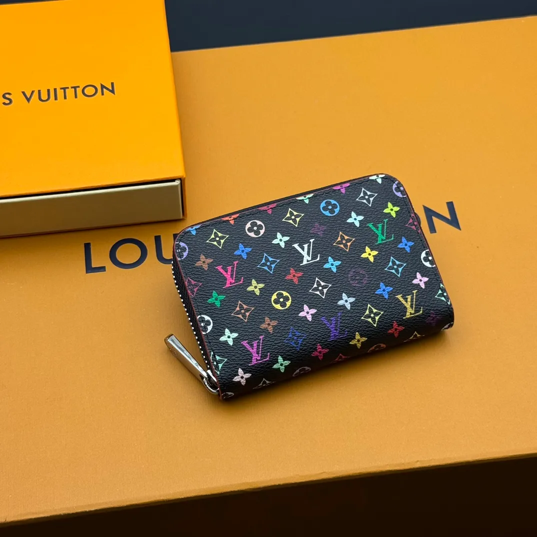 💰110 💎Premium Original 🇫🇷 LV x TM Zippy Coin Purse Black (Three Colors - Takashi Murakami) As part of the Louis Vuitton x Murakami collection reissue, the timeless Zippy Coin Purse is practical and playful, upgraded for this season. It's made from Monogram coated canvas in a cheerful rainbow of hues, in keeping with the Japanese artist's signature pop palette. The interior is secured with a silver zipper and is divided into multiple compartments for coins, banknotes and cards. Model: M13409 Dimensions: 11 x 8.5 x 2 cm.