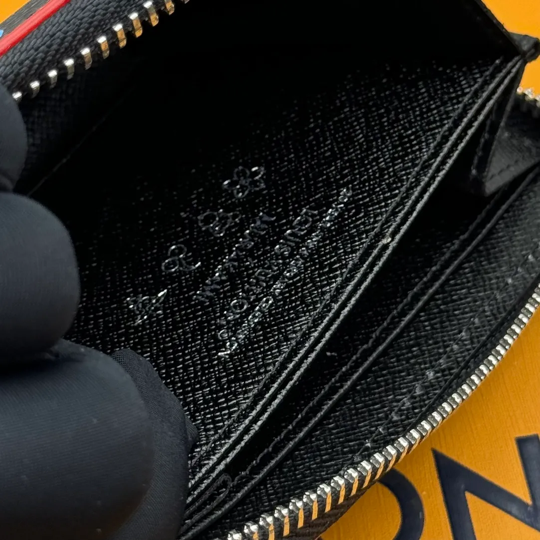 💰110 💎Premium Original 🇫🇷 LV x TM Zippy Coin Purse Black (Three Colors - Takashi Murakami) As part of the Louis Vuitton x Murakami collection reissue, the timeless Zippy Coin Purse is practical and playful, upgraded for this season. It's made from Monogram coated canvas in a cheerful rainbow of hues, in keeping with the Japanese artist's signature pop palette. The interior is secured with a silver zipper and is divided into multiple compartments for coins, banknotes and cards. Model: M13409 Dimensions: 11 x 8.5 x 2 cm.