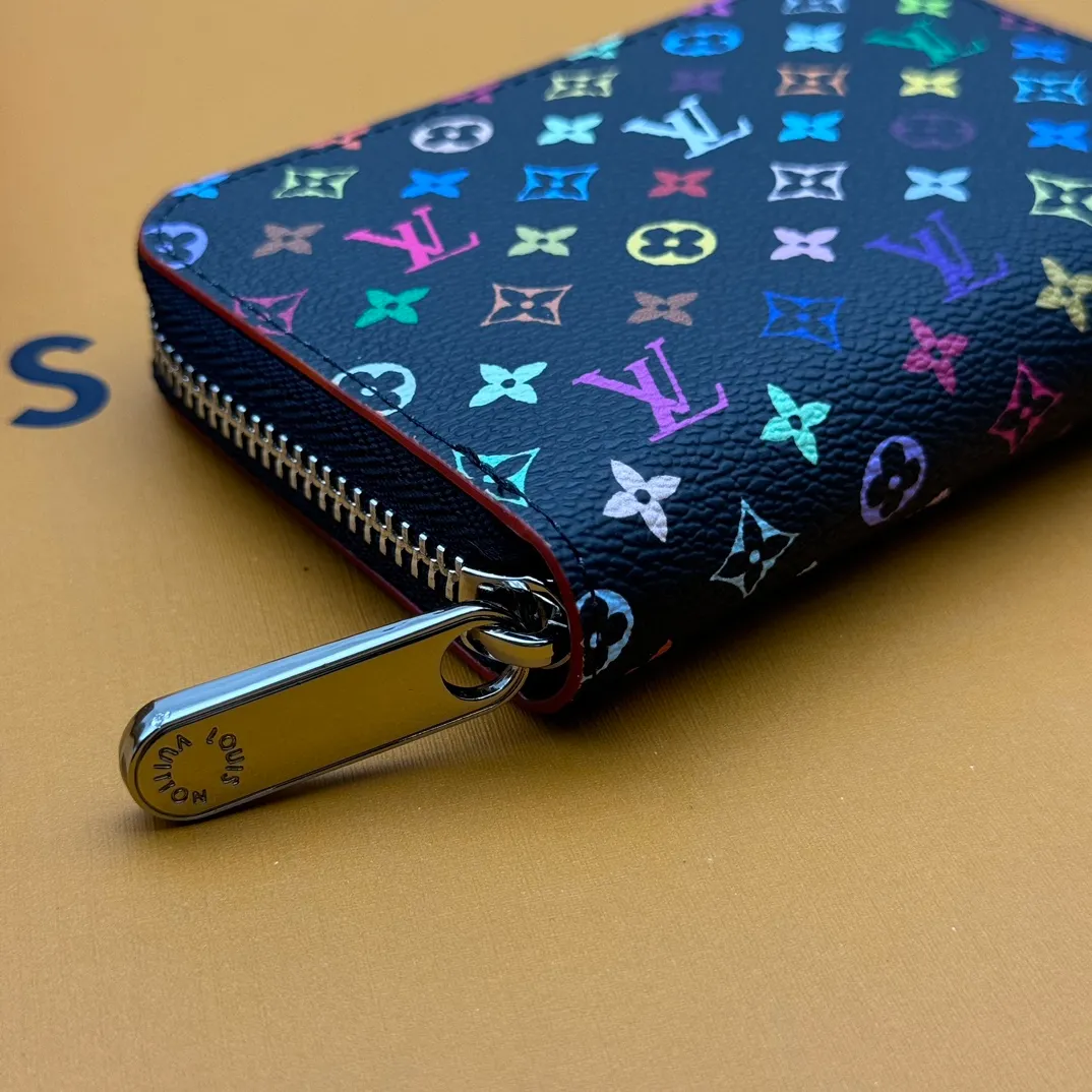 💰110 💎Premium Original 🇫🇷 LV x TM Zippy Coin Purse Black (Three Colors - Takashi Murakami) As part of the Louis Vuitton x Murakami collection reissue, the timeless Zippy Coin Purse is practical and playful, upgraded for this season. It's made from Monogram coated canvas in a cheerful rainbow of hues, in keeping with the Japanese artist's signature pop palette. The interior is secured with a silver zipper and is divided into multiple compartments for coins, banknotes and cards. Model: M13409 Dimensions: 11 x 8.5 x 2 cm.