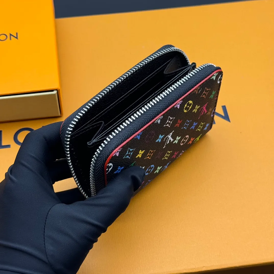 💰110 💎Premium Original 🇫🇷 LV x TM Zippy Coin Purse Black (Three Colors - Takashi Murakami) As part of the Louis Vuitton x Murakami collection reissue, the timeless Zippy Coin Purse is practical and playful, upgraded for this season. It's made from Monogram coated canvas in a cheerful rainbow of hues, in keeping with the Japanese artist's signature pop palette. The interior is secured with a silver zipper and is divided into multiple compartments for coins, banknotes and cards. Model: M13409 Dimensions: 11 x 8.5 x 2 cm.